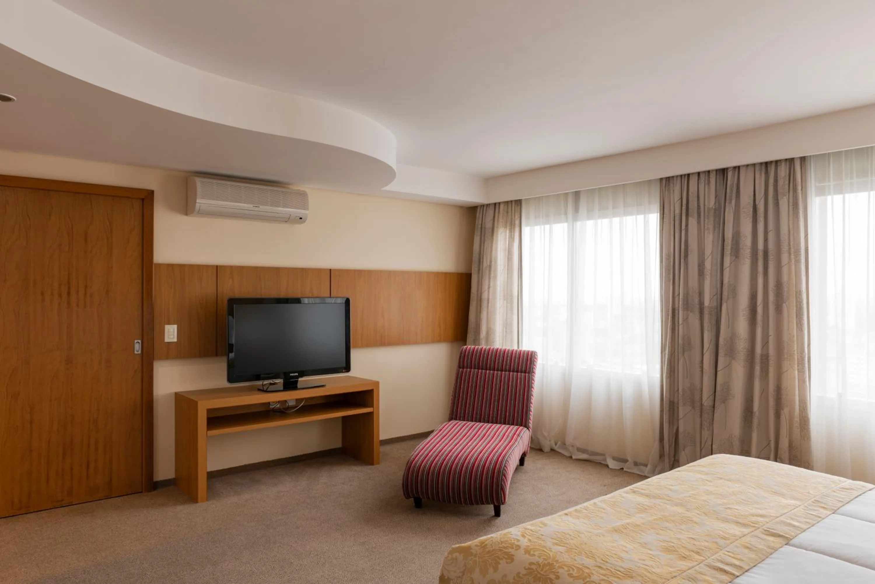 Communal lounge/ TV room, Bed in Monreale Plus São José dos Campos