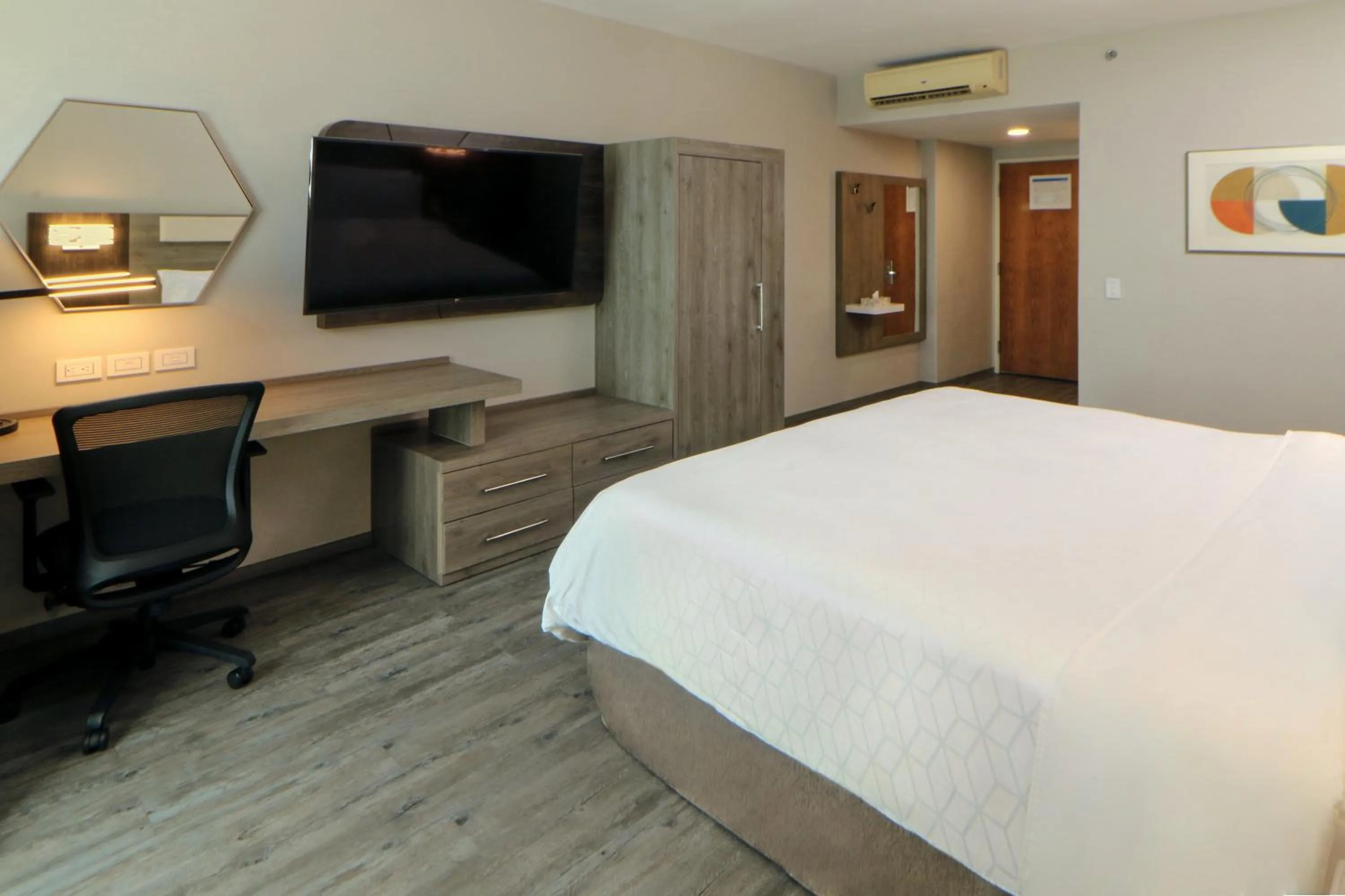 Photo of the whole room, Bed in Holiday Inn Express Manzanillo by IHG