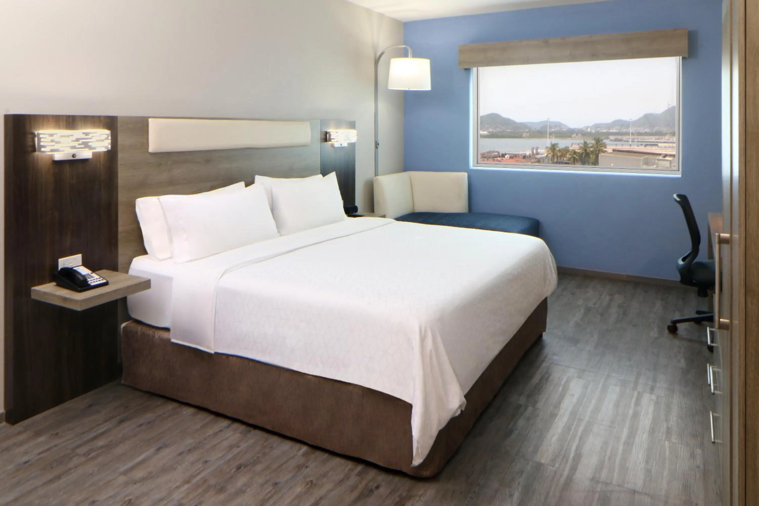 Photo of the whole room, Bed in Holiday Inn Express Manzanillo by IHG