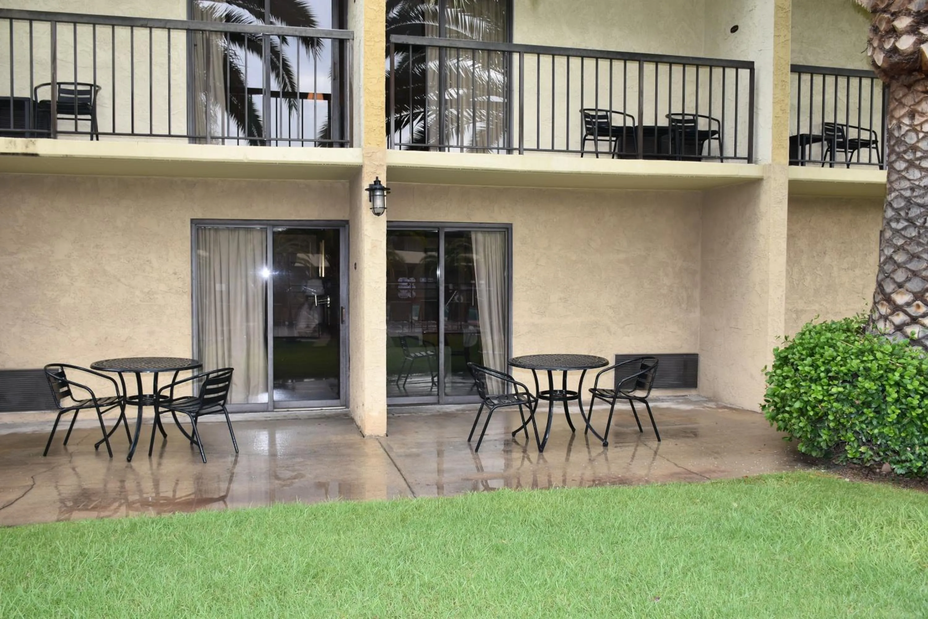 Patio in Ontario Airport Inn