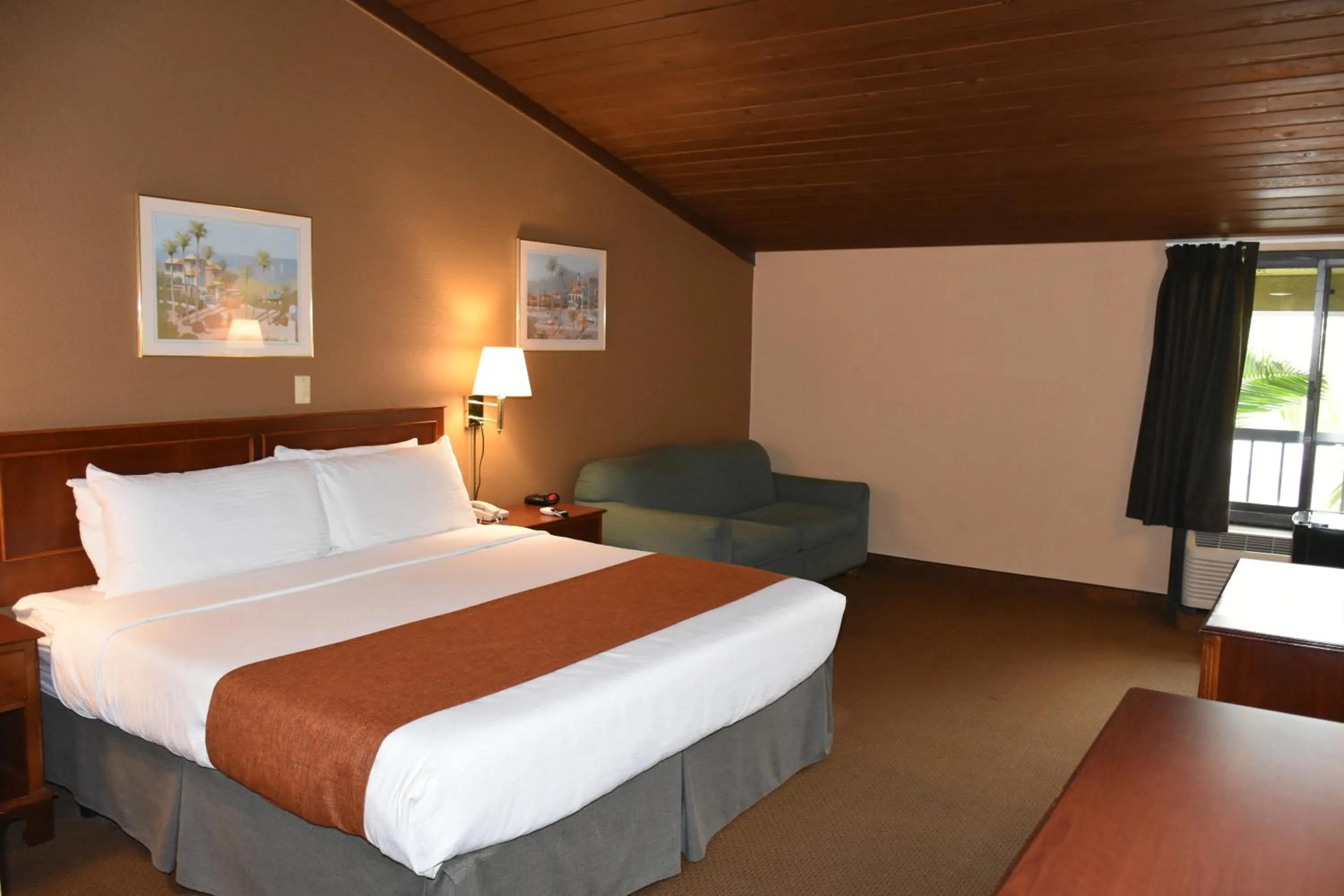 Bed in Ontario Airport Inn