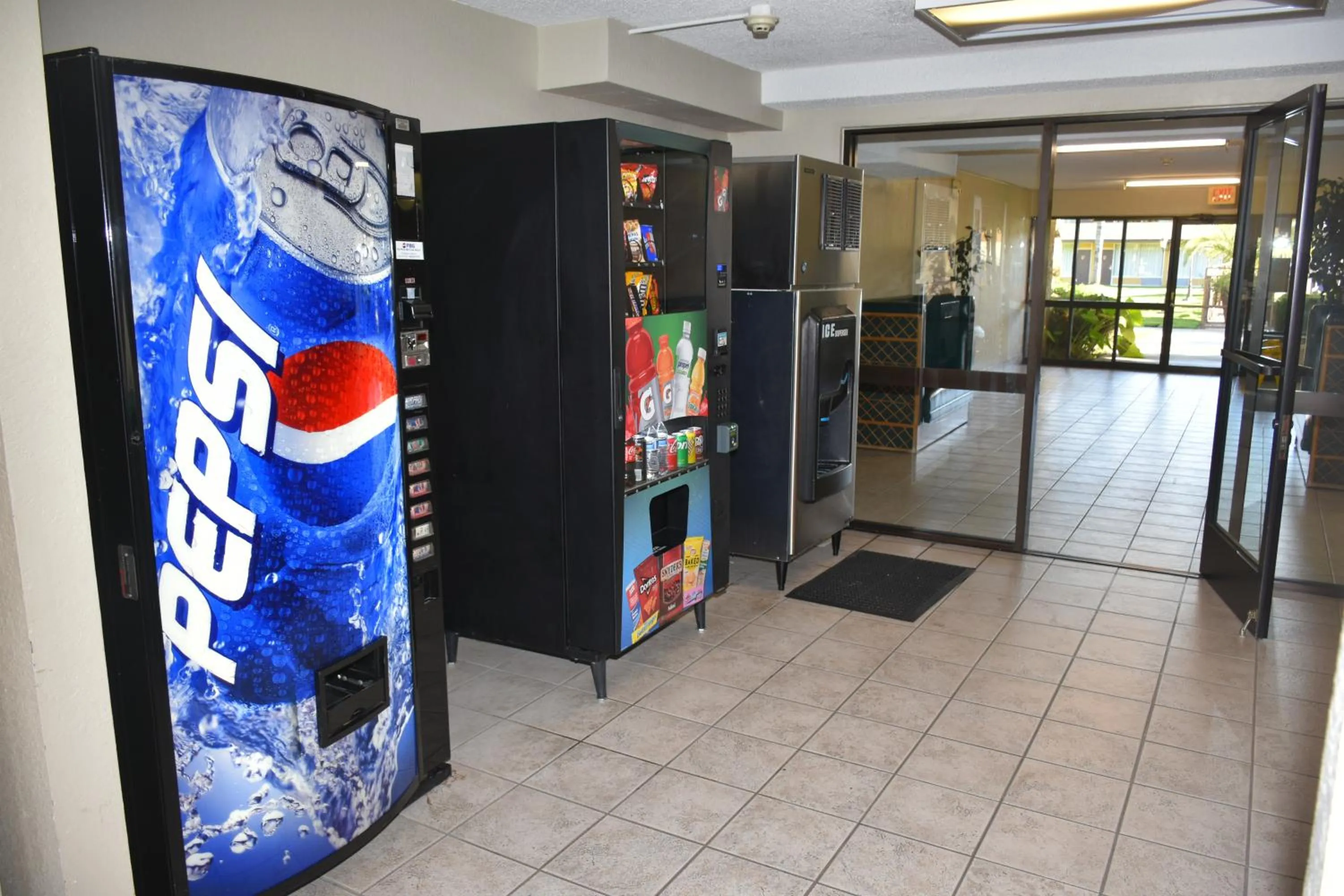 vending machine in Ontario Airport Inn