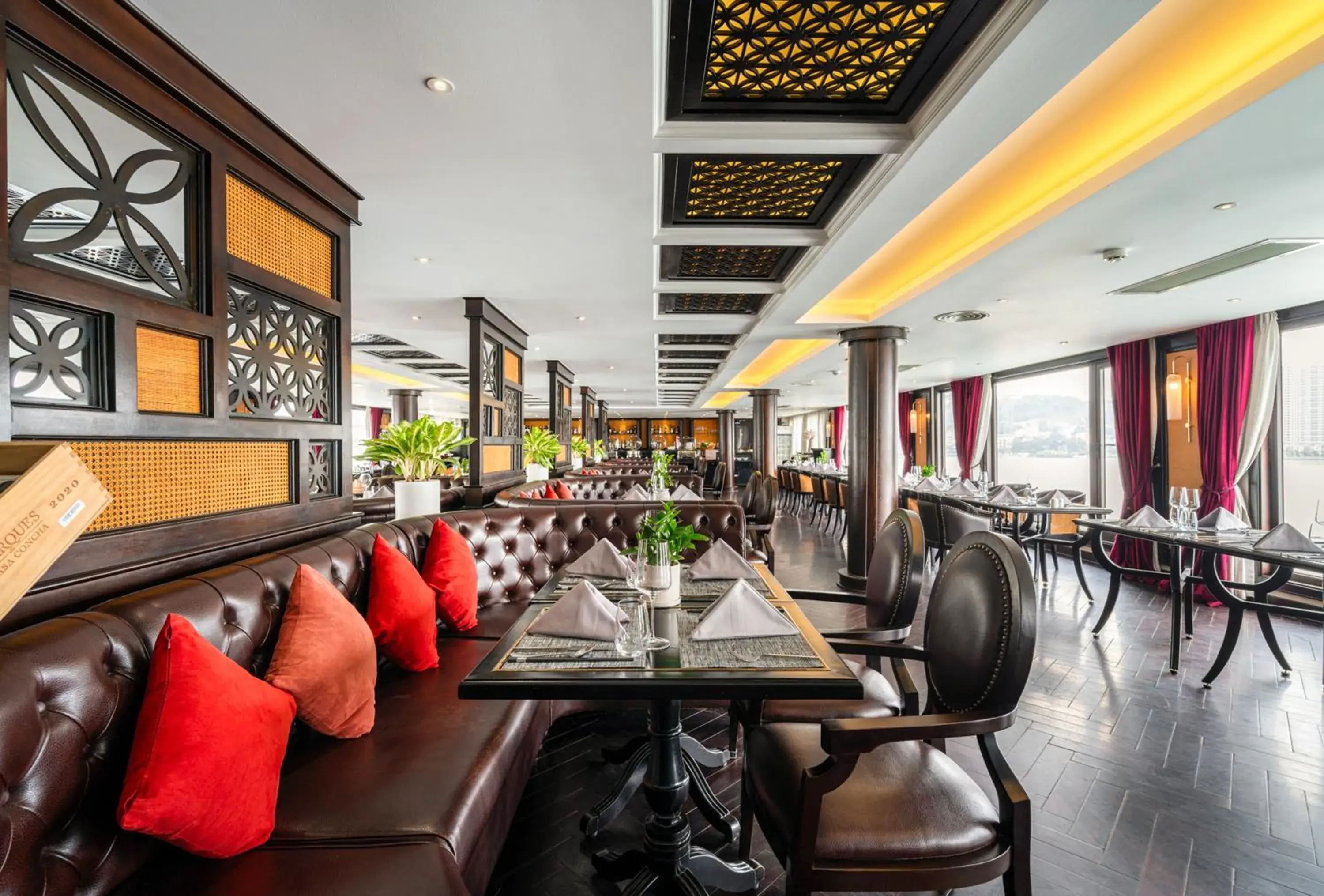 Restaurant/places to eat in Ambassador Cruise Halong Bay Restaurant/places to eat in Ambassador Cruise Halong Bay