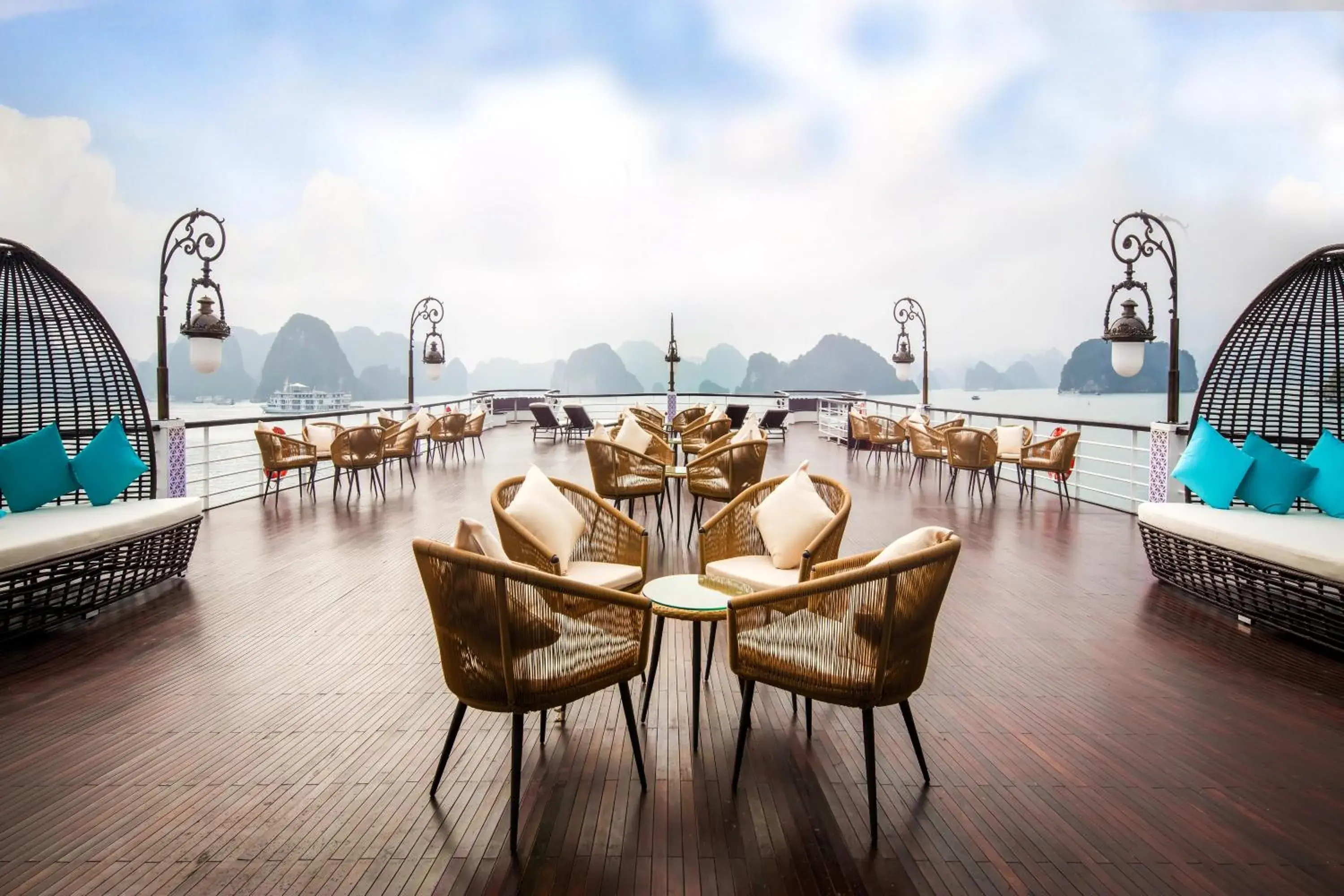 Restaurant/places to eat in Ambassador Cruise Halong Bay Restaurant/places to eat in Ambassador Cruise Halong Bay