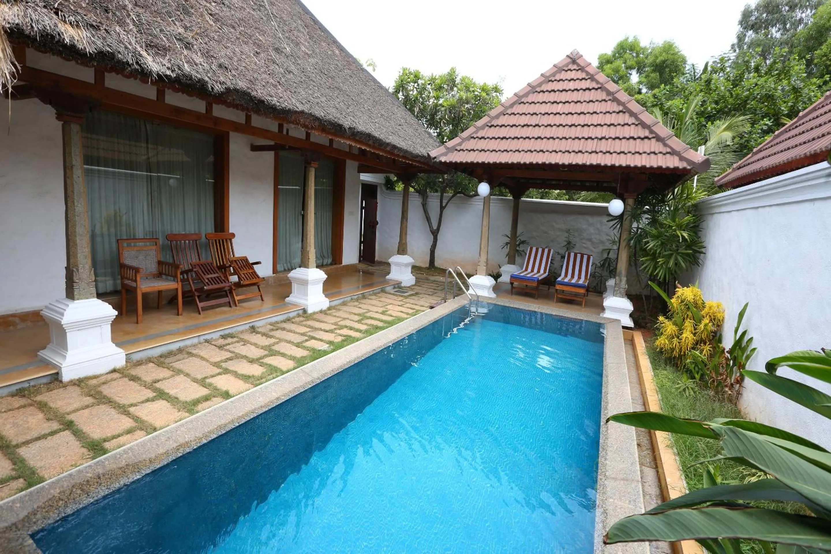 Swimming pool in Le Pondy