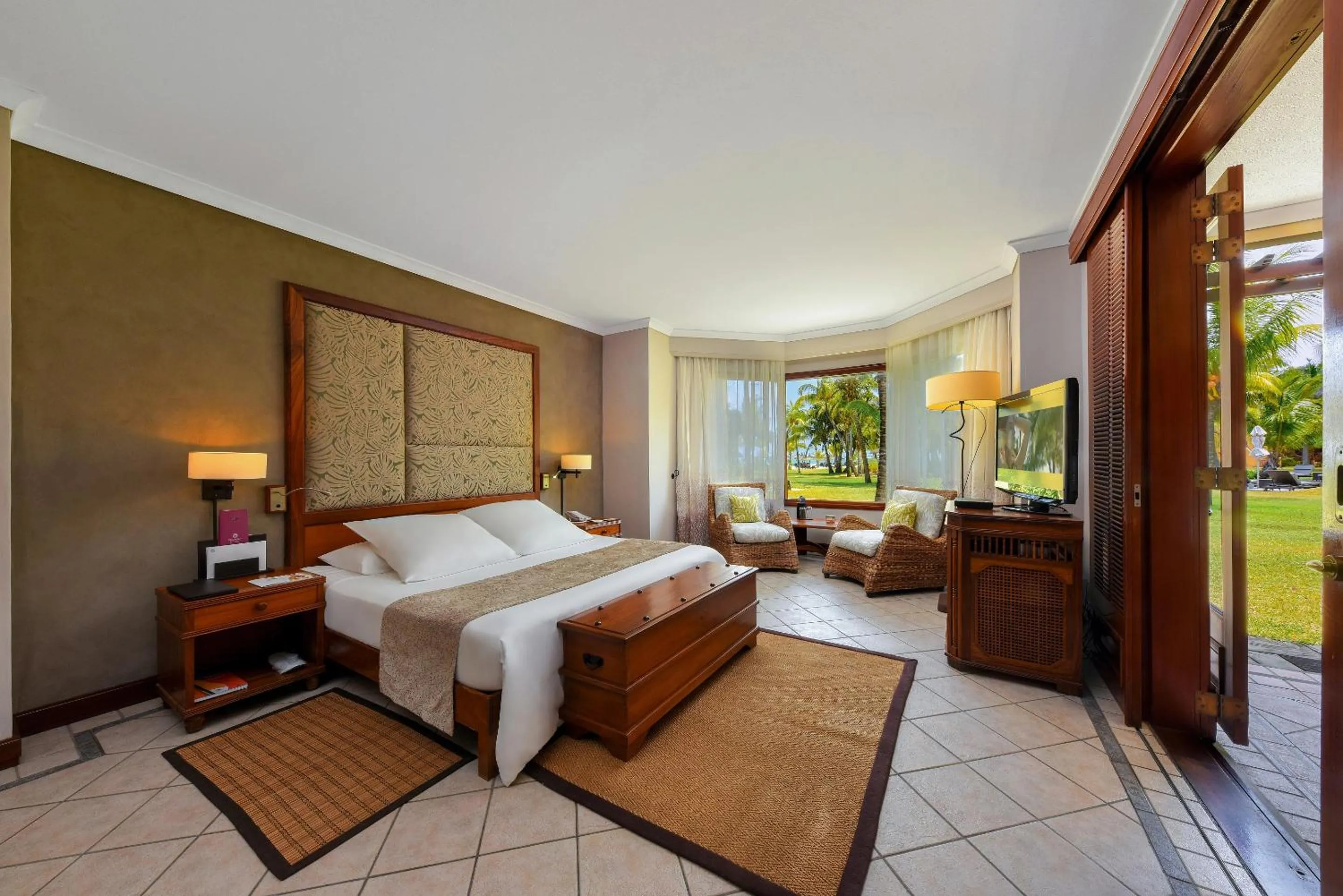 Bed in Dinarobin Beachcomber Golf Resort & Spa