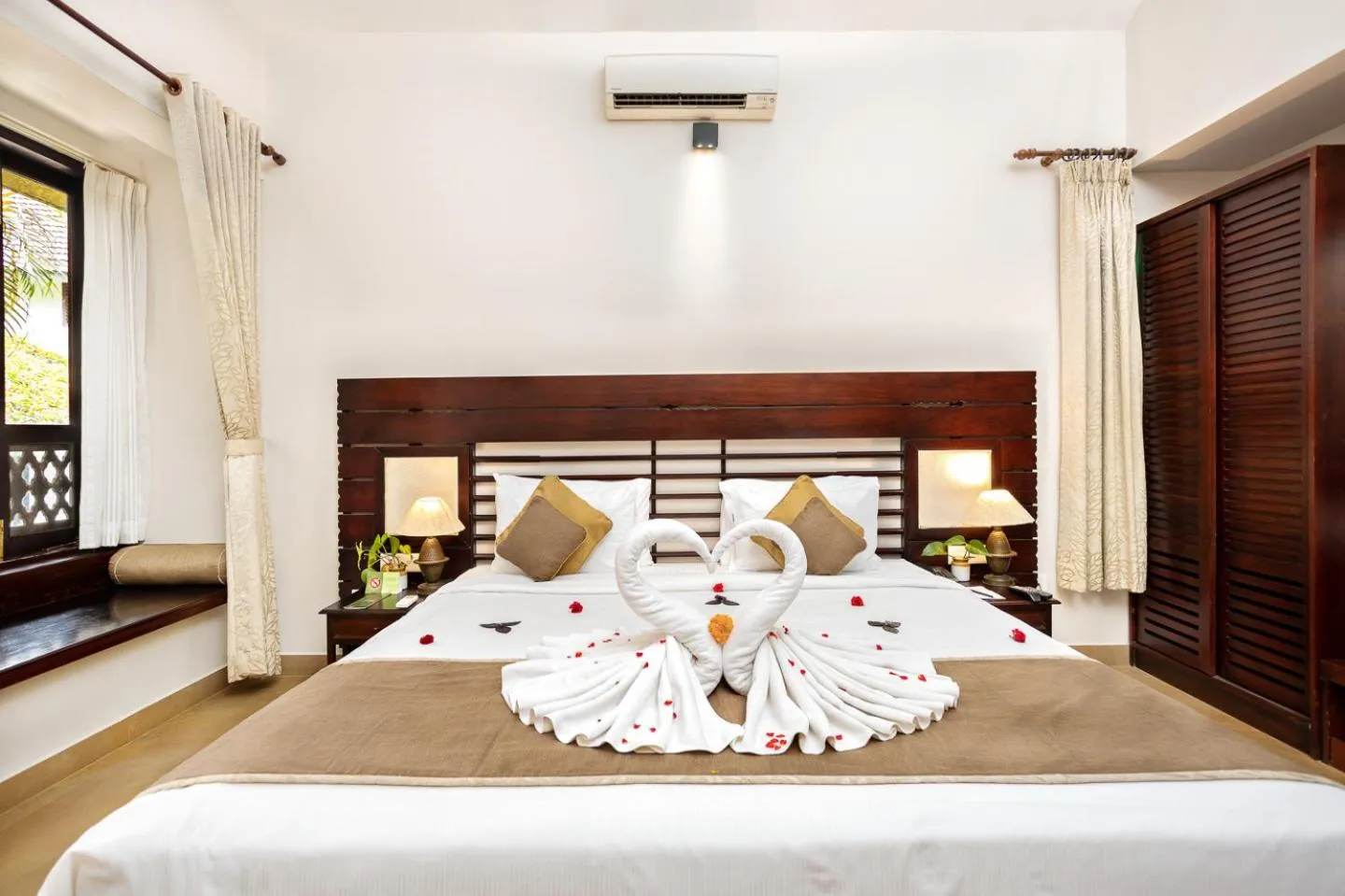Bed in Greenwoods Resort, Thekkady