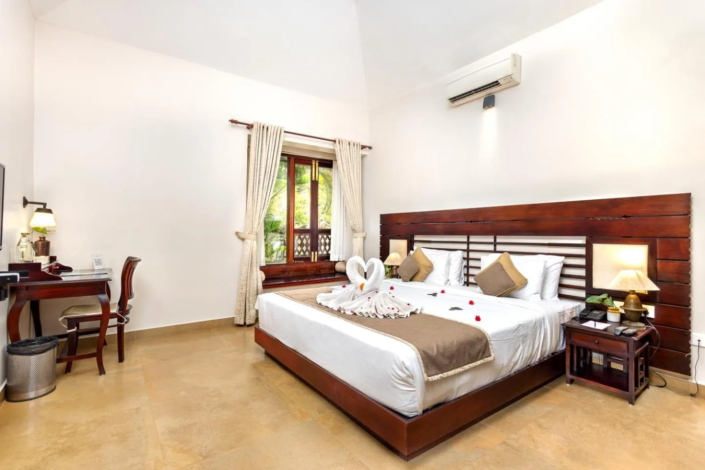 Bed in Greenwoods Resort, Thekkady