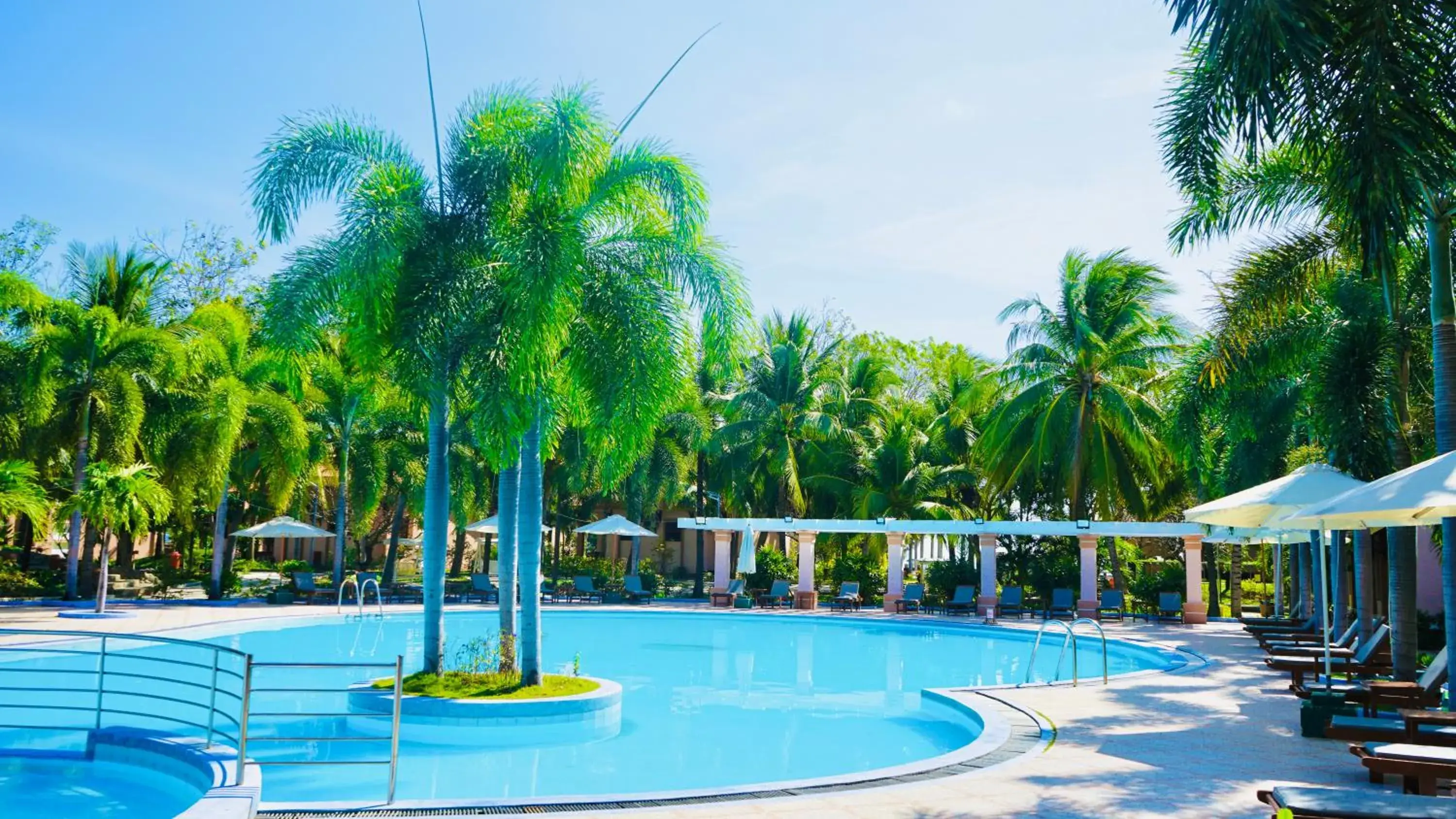 Swimming pool in Long Thuan Hotel & Resort Swimming pool in Long Thuan Hotel & Resort