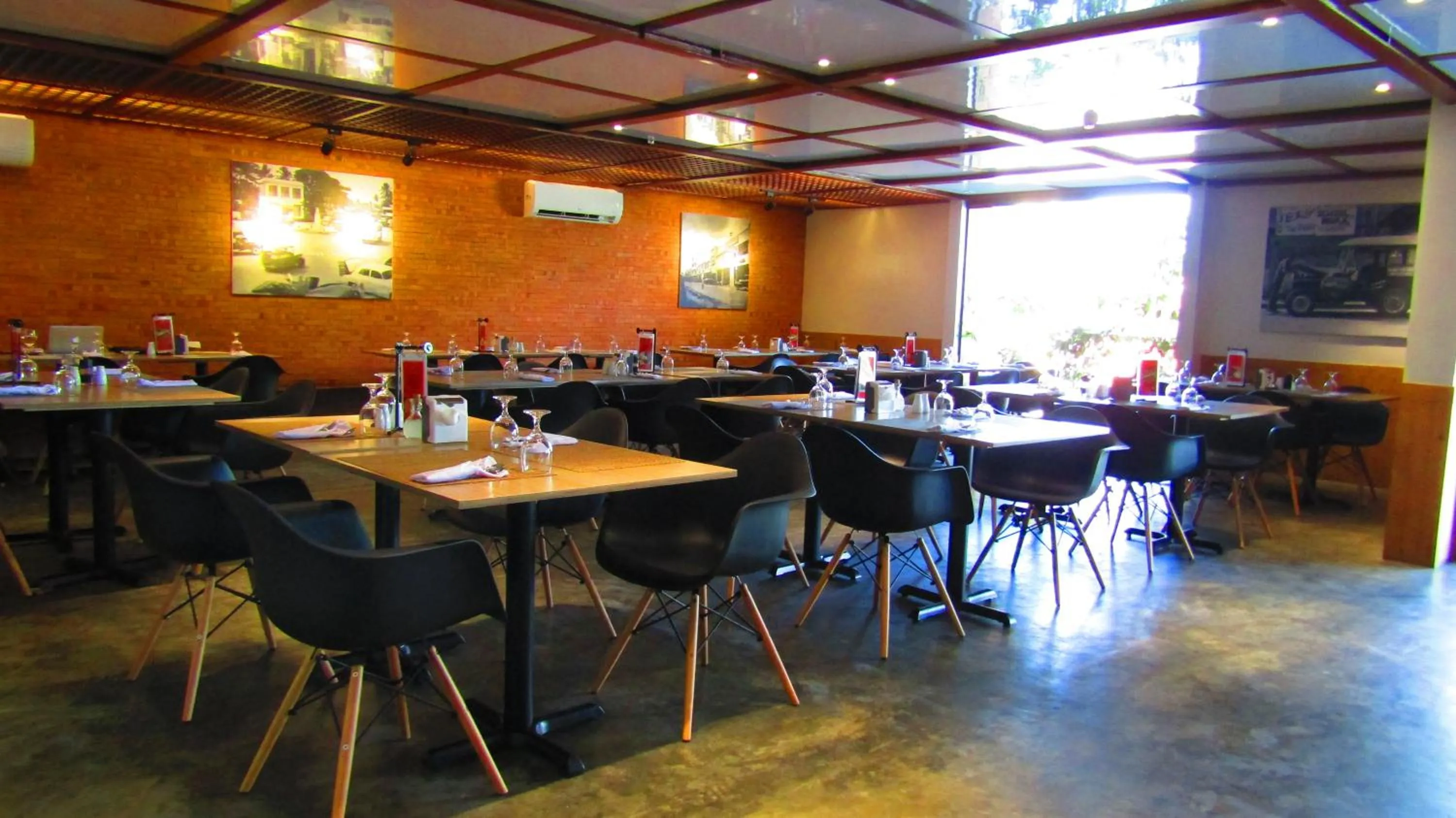 Restaurant/places to eat in The Madeline Boutique Hotel & Suites