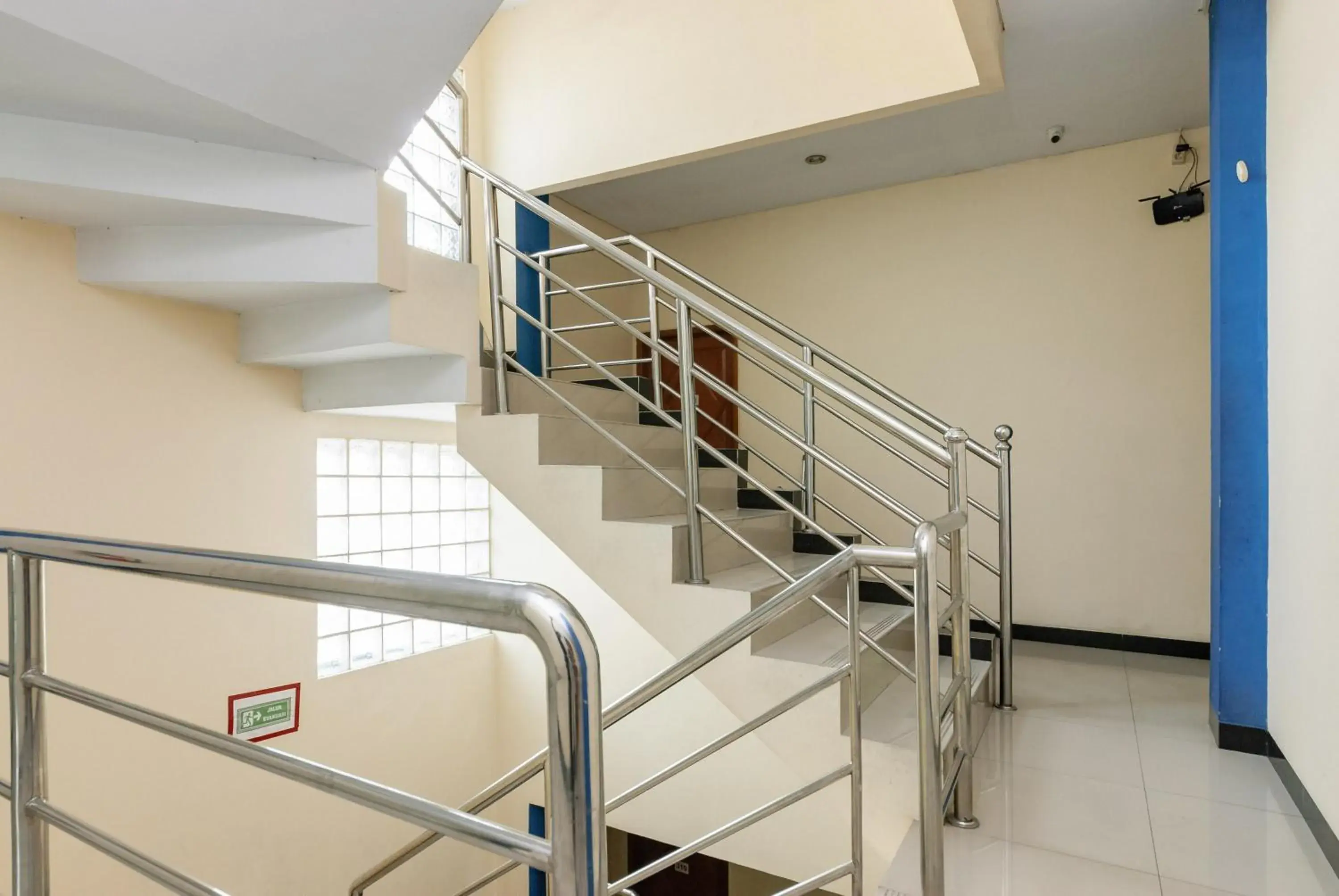 Property building in RedDoorz Plus @ Jalan Pemuda Jakarta Property building in RedDoorz Plus @ Jalan Pemuda Jakarta