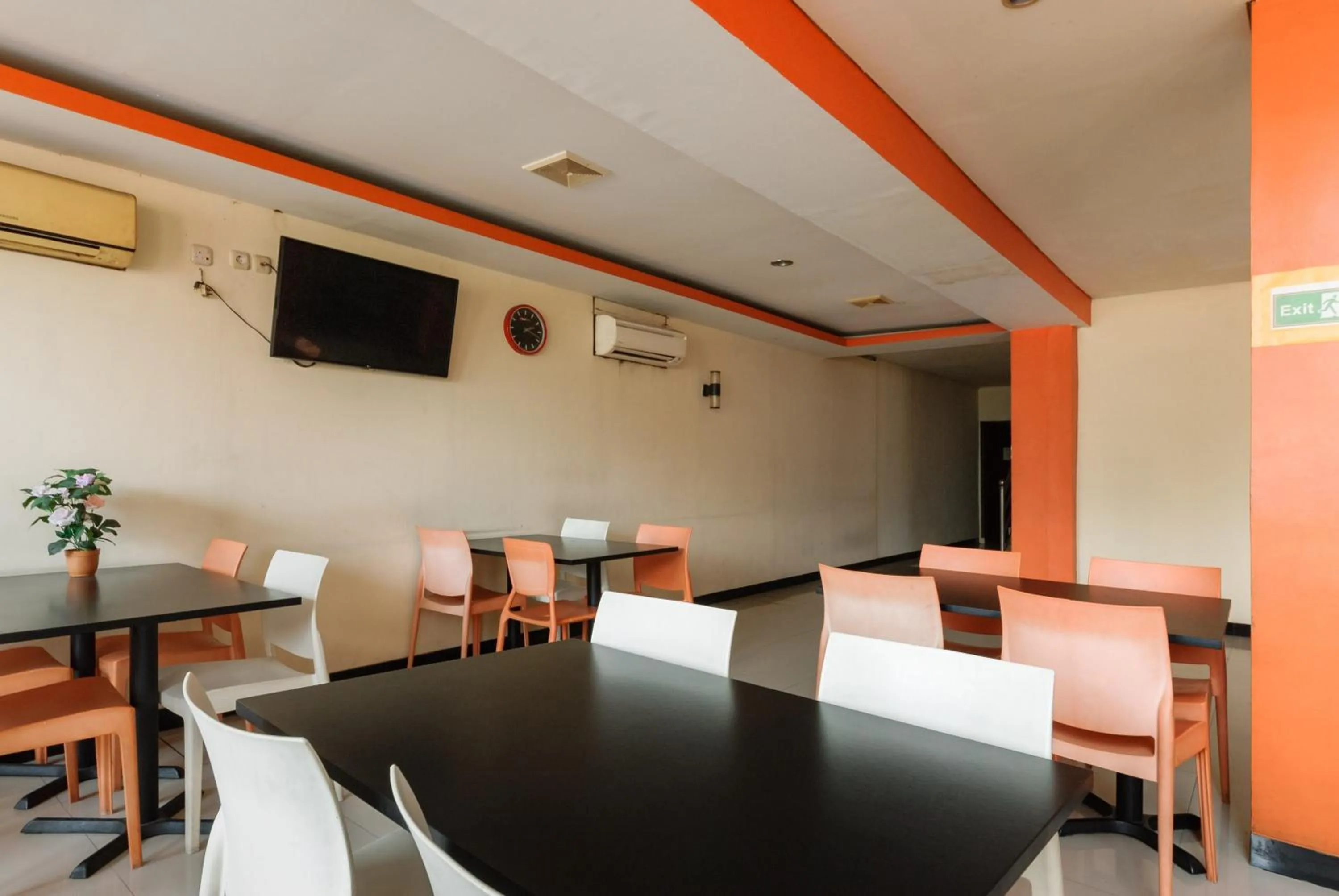 Seating area in RedDoorz Plus @ Jalan Pemuda Jakarta