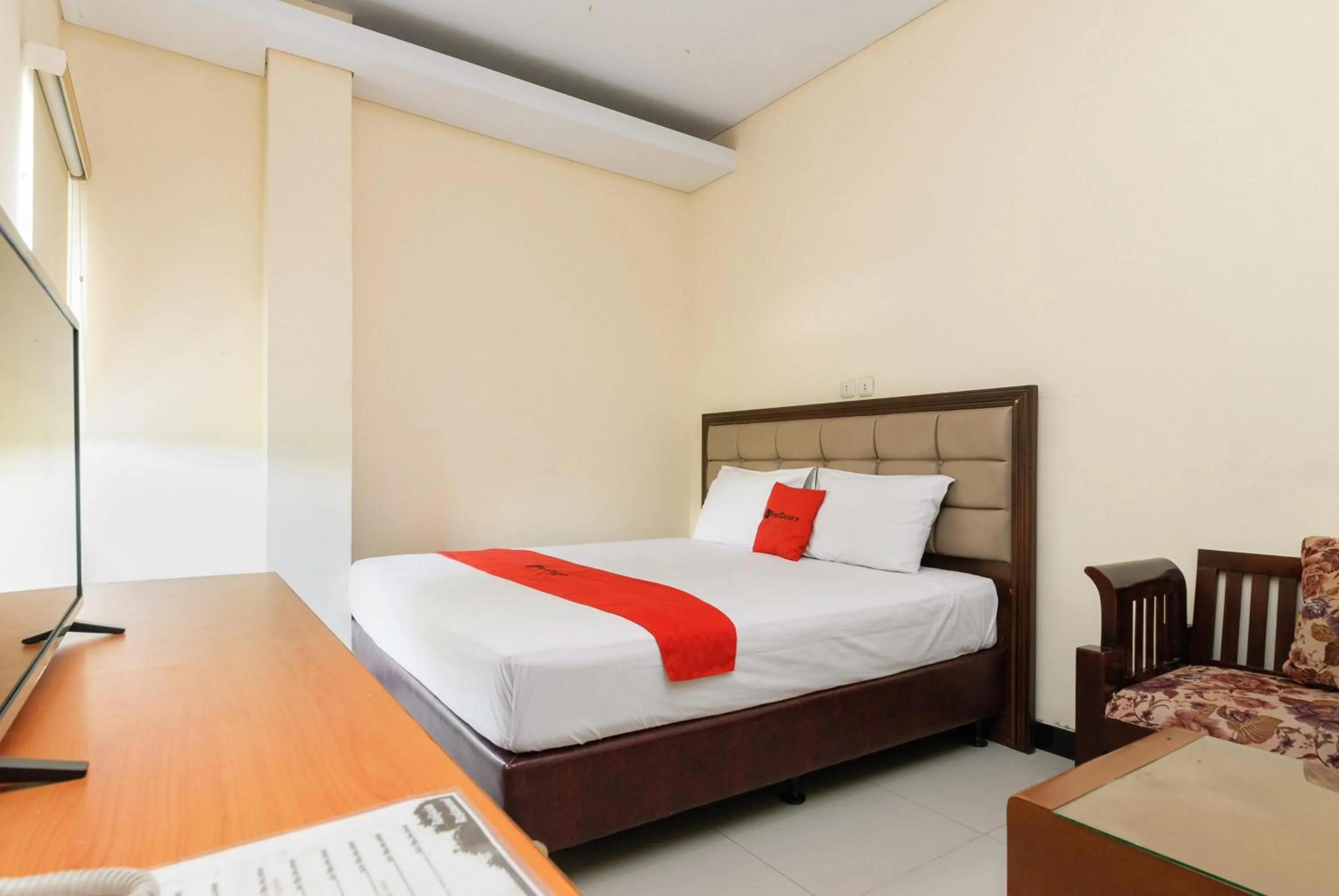 Bedroom, Bed in RedDoorz Plus @ Jalan Pemuda Jakarta