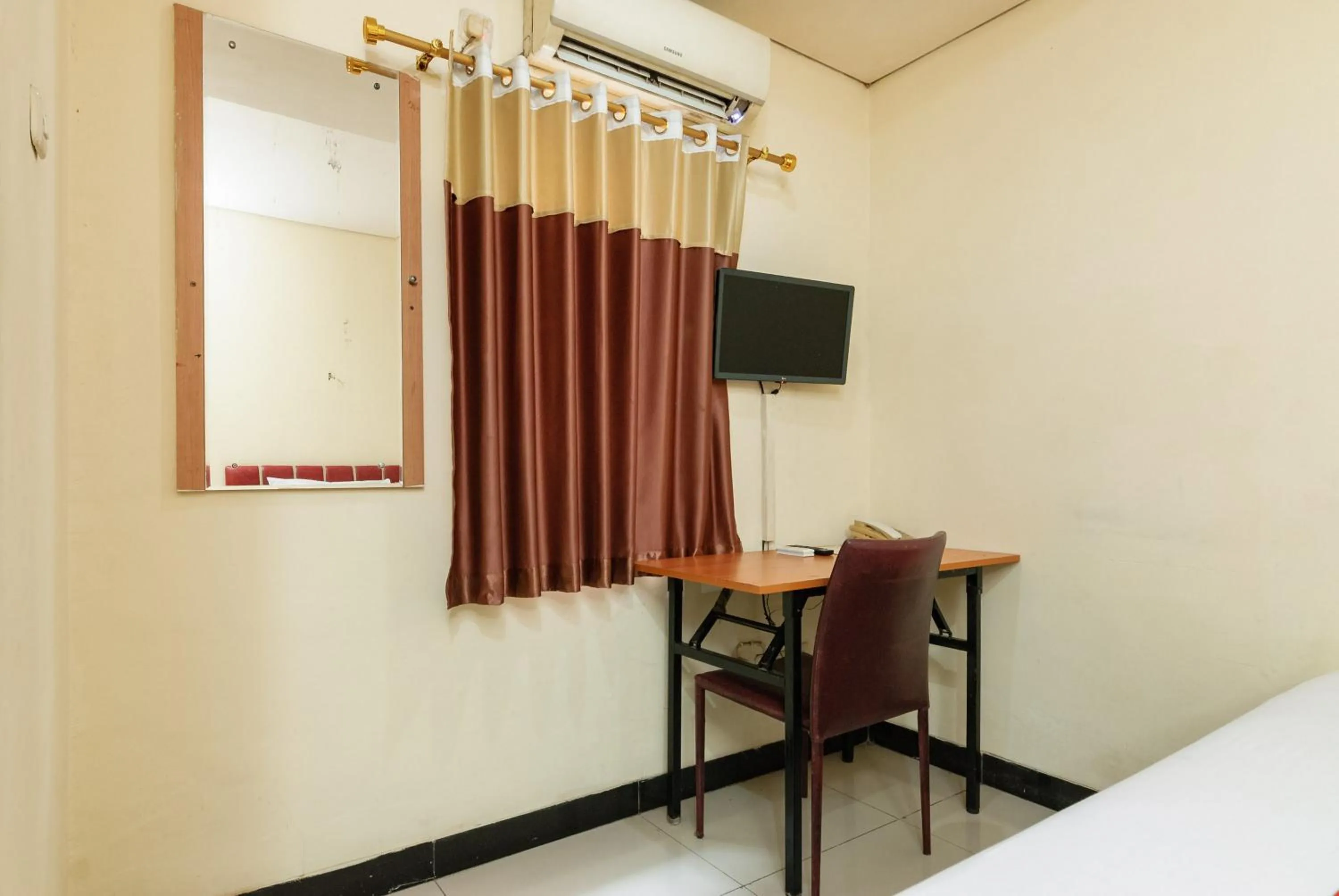 Seating area, Bed in RedDoorz Plus @ Jalan Pemuda Jakarta