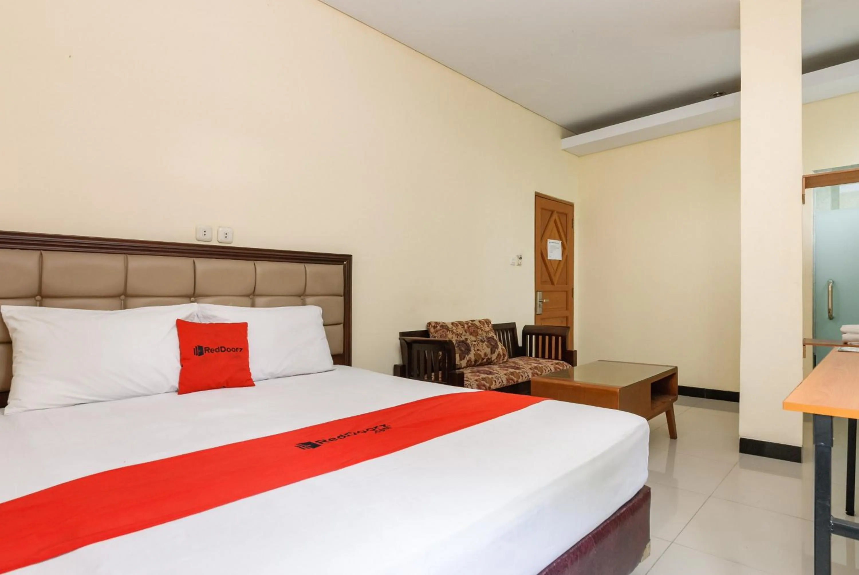 Bedroom, Bed in RedDoorz Plus @ Jalan Pemuda Jakarta