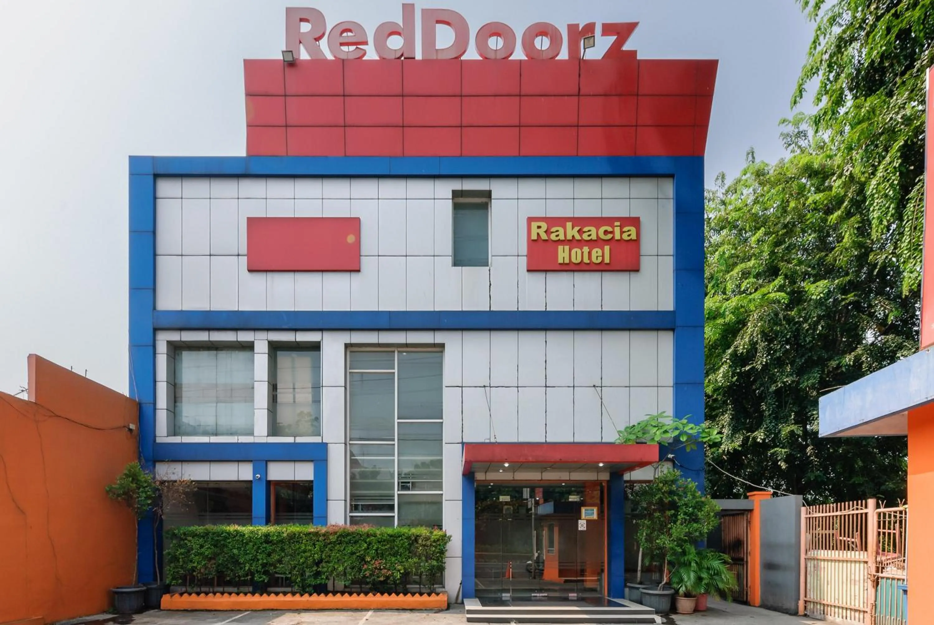 Facade/entrance in RedDoorz Plus @ Jalan Pemuda Jakarta