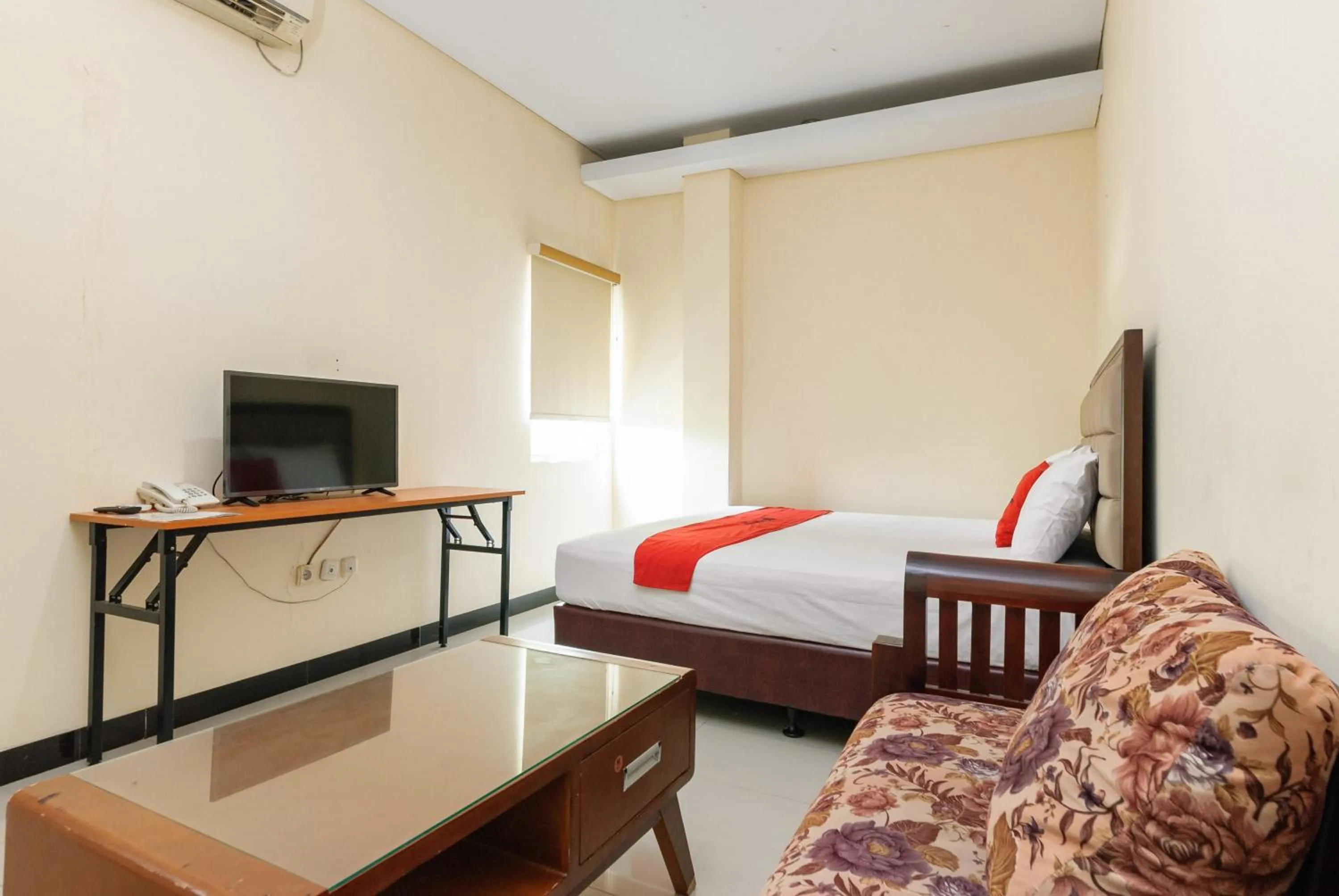 Bedroom, Bed in RedDoorz Plus @ Jalan Pemuda Jakarta