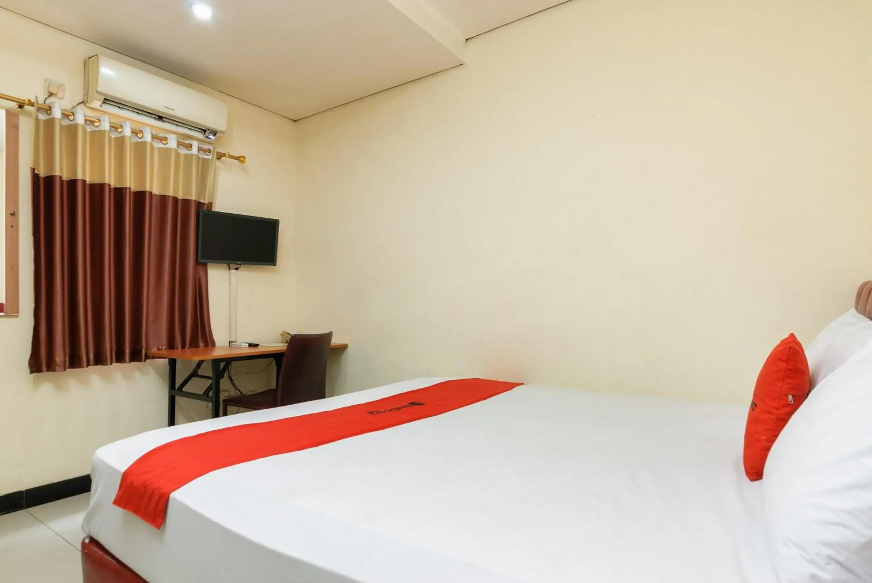 Bedroom, Bed in RedDoorz Plus @ Jalan Pemuda Jakarta Bedroom, Bed in RedDoorz Plus @ Jalan Pemuda Jakarta