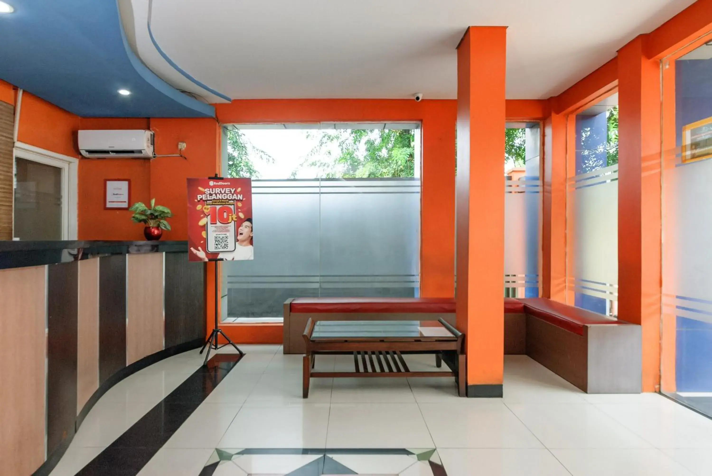 Lobby or reception in RedDoorz Plus @ Jalan Pemuda Jakarta Lobby or reception in RedDoorz Plus @ Jalan Pemuda Jakarta