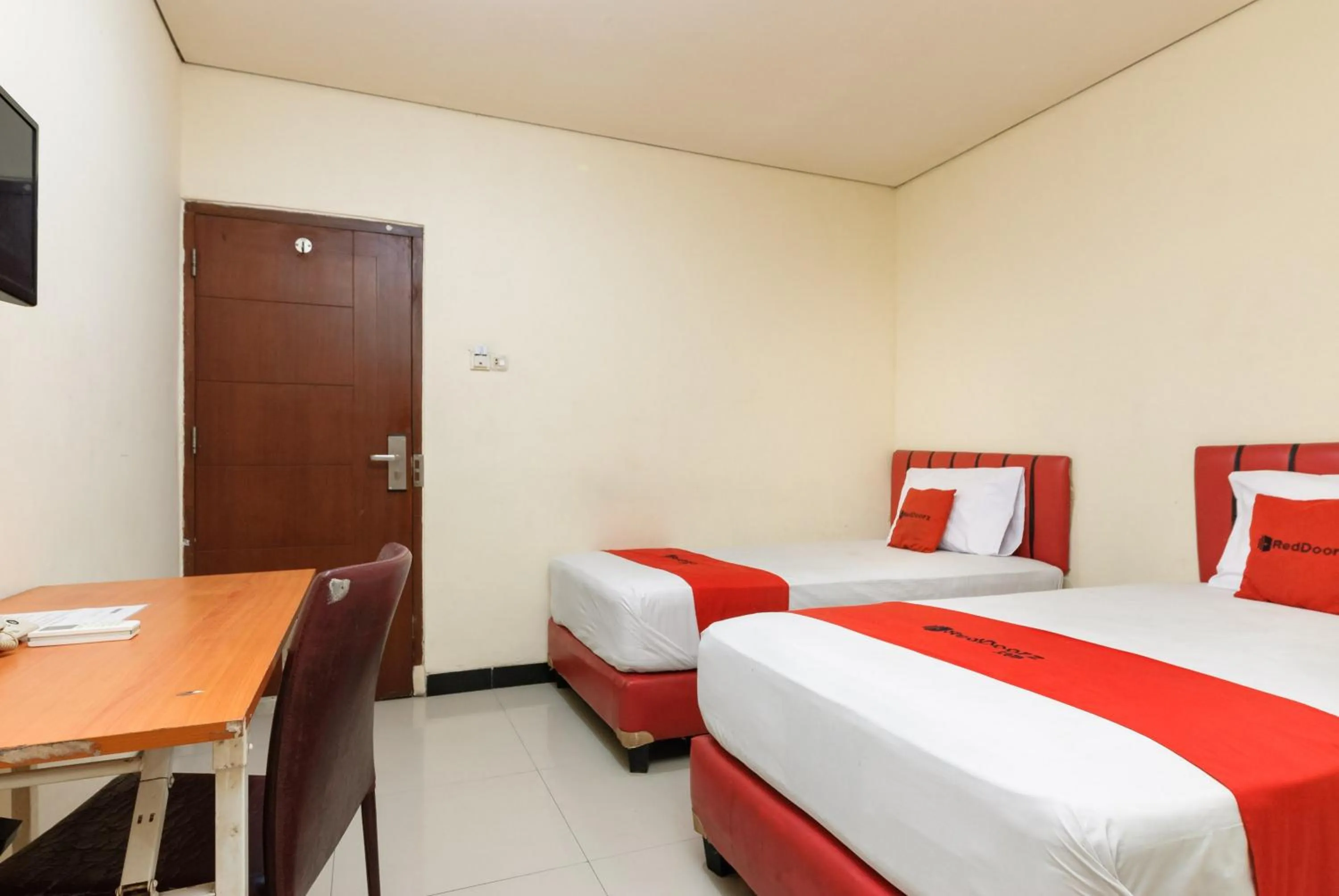 Bedroom, Bed in RedDoorz Plus @ Jalan Pemuda Jakarta