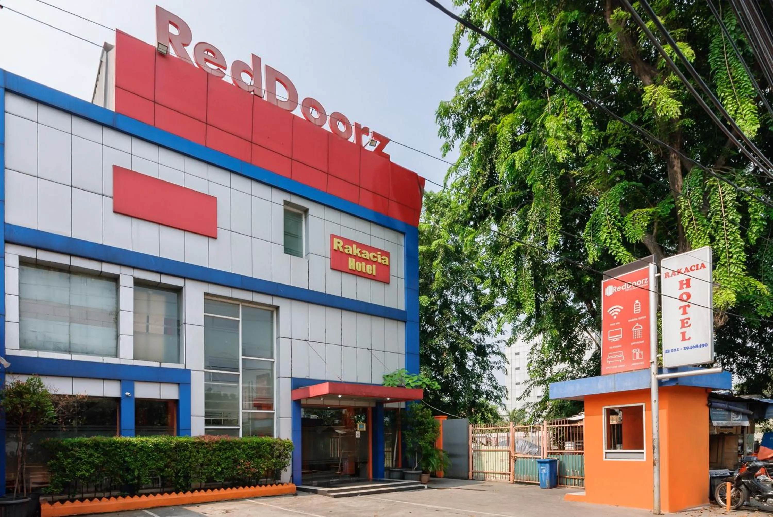 Facade/entrance in RedDoorz Plus @ Jalan Pemuda Jakarta