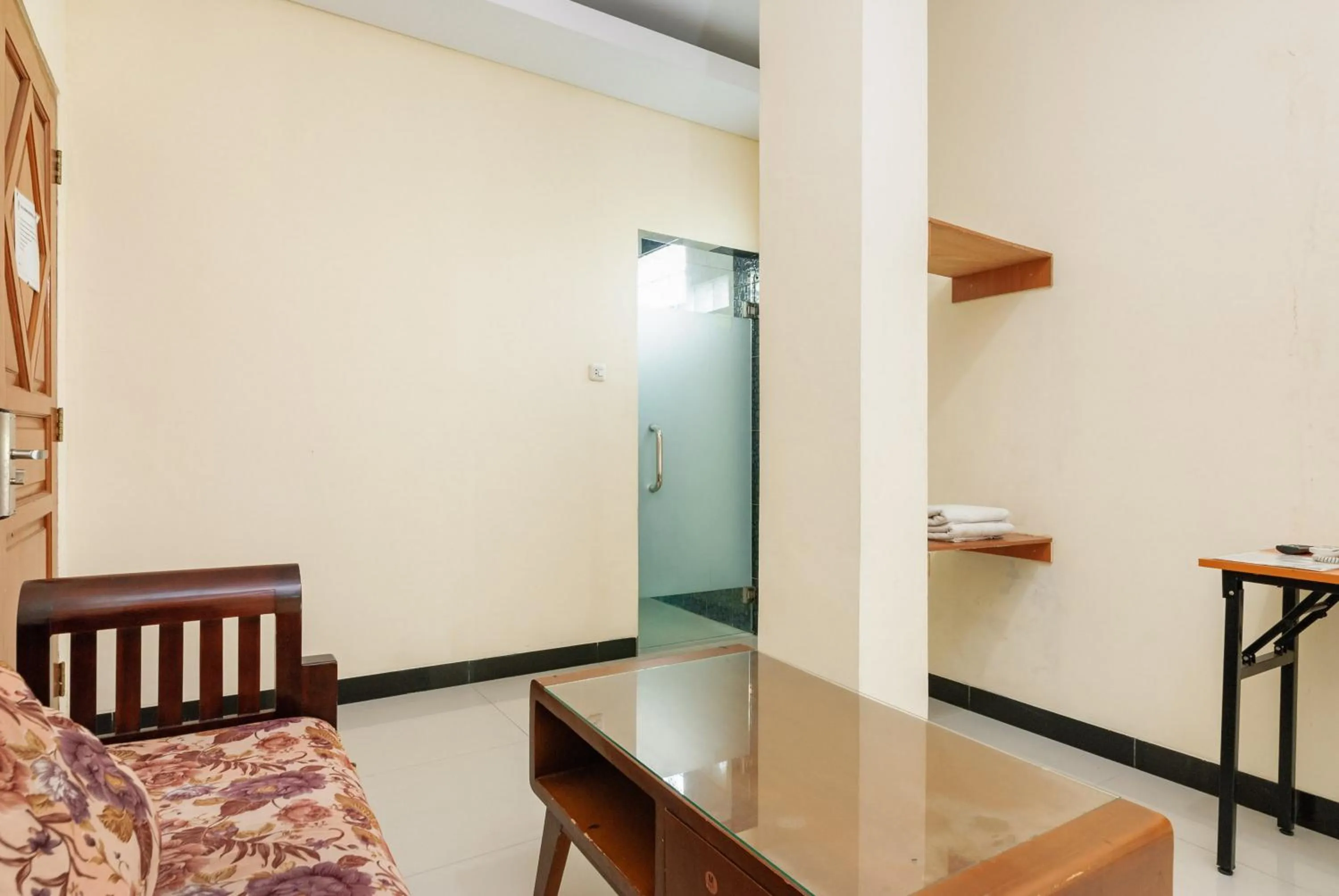 Seating area in RedDoorz Plus @ Jalan Pemuda Jakarta