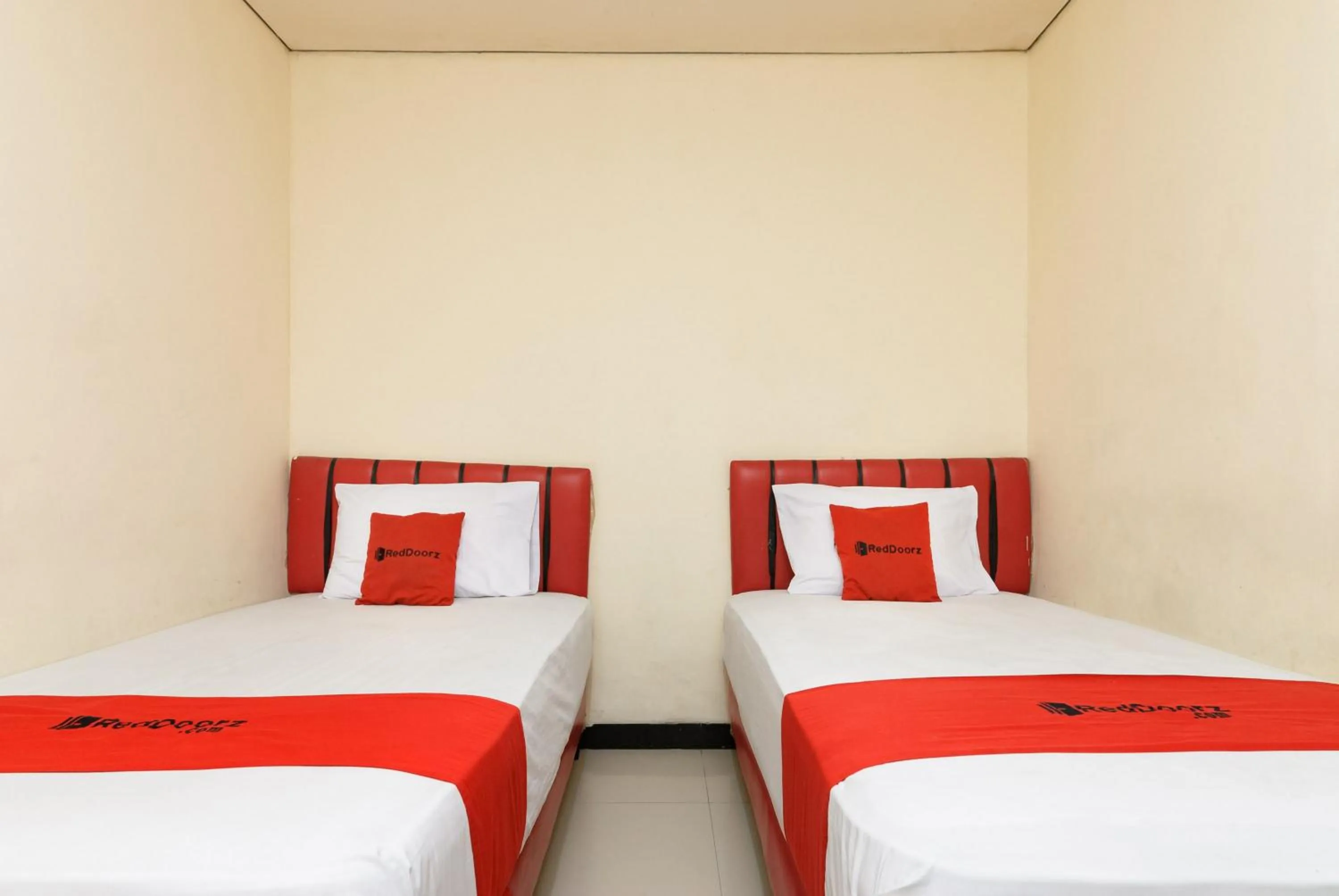 Bedroom, Bed in RedDoorz Plus @ Jalan Pemuda Jakarta