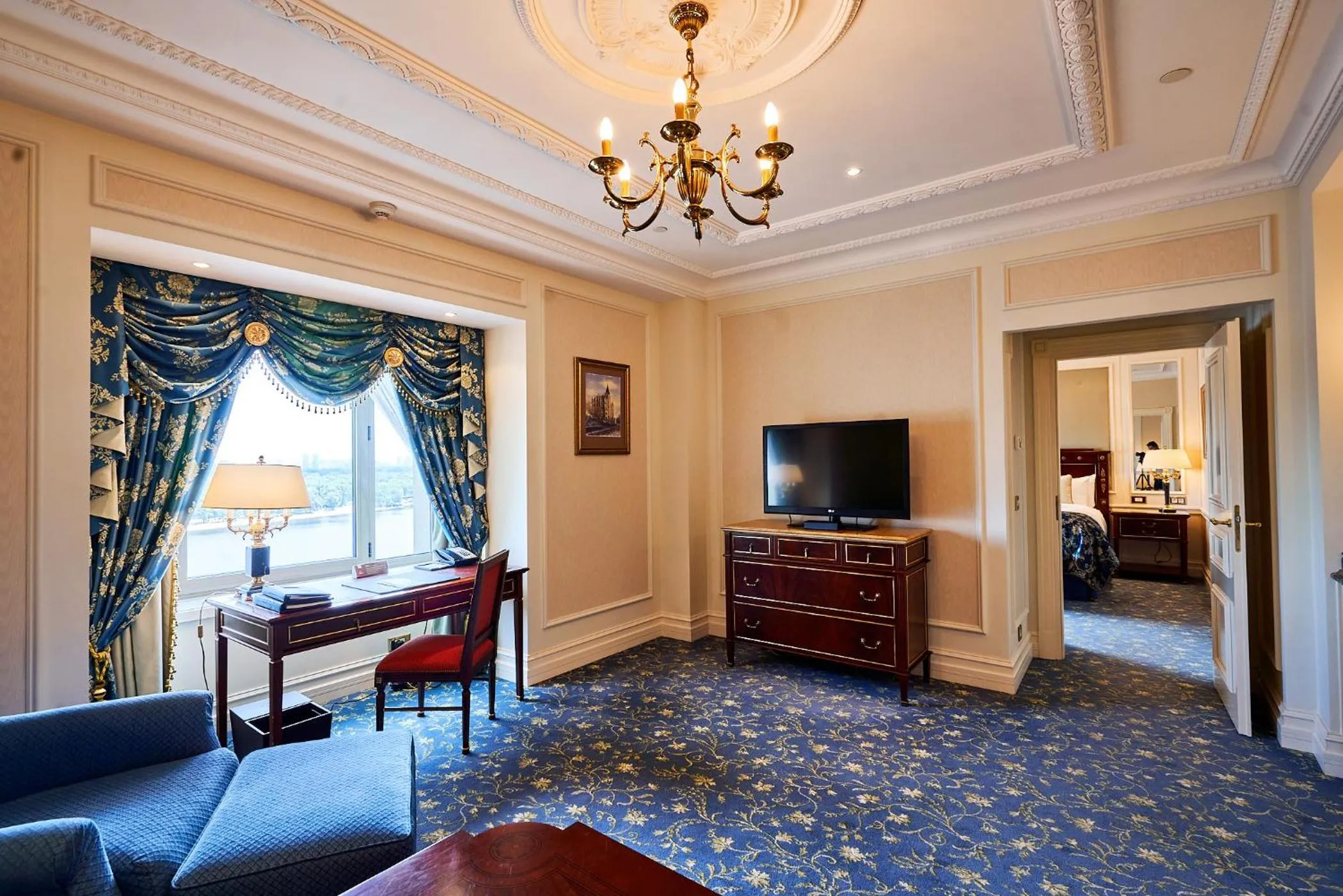 TV and multimedia, Bed in Fairmont Grand Hotel Kyiv