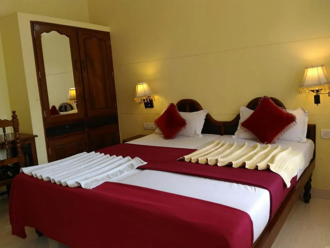 Photo of the whole room, Bed in Beach Florra Inn