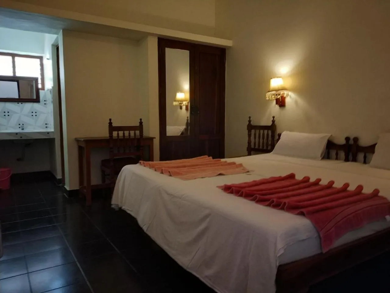 Photo of the whole room, Bed in Beach Florra Inn