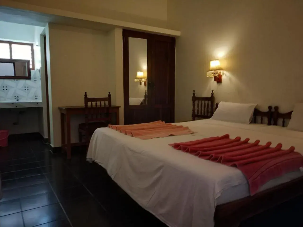 Photo of the whole room, Bed in Beach Florra Inn Photo of the whole room, Bed in Beach Florra Inn