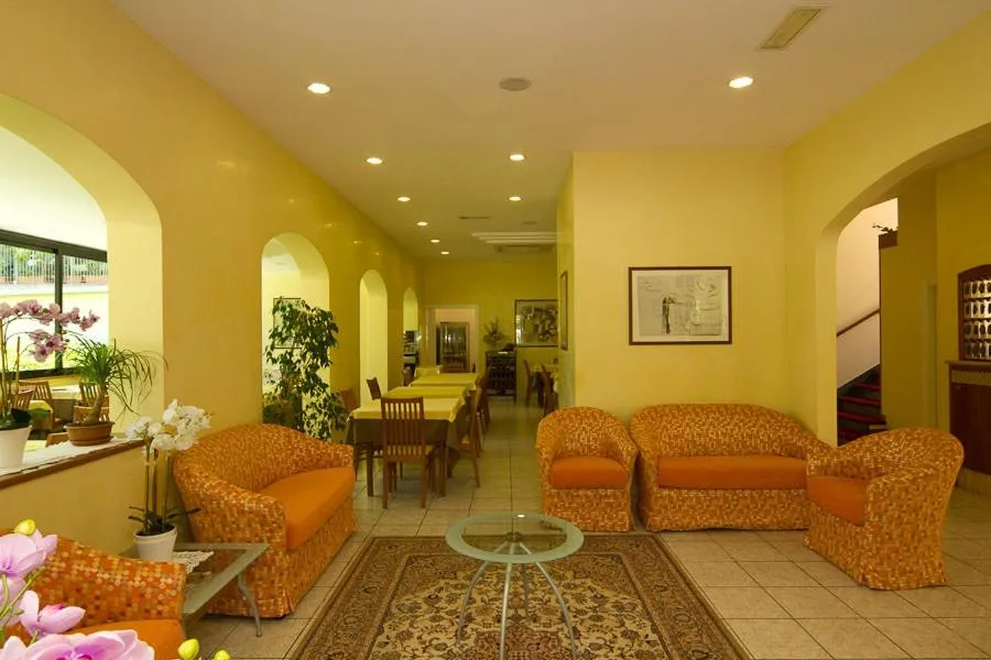 Communal lounge/ TV room in Hotel Pigalle