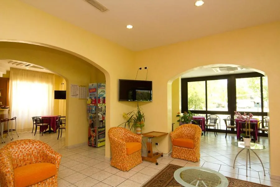 Communal lounge/ TV room in Hotel Pigalle