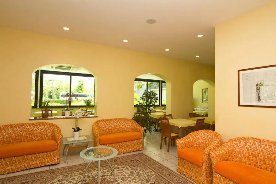 Communal lounge/ TV room in Hotel Pigalle