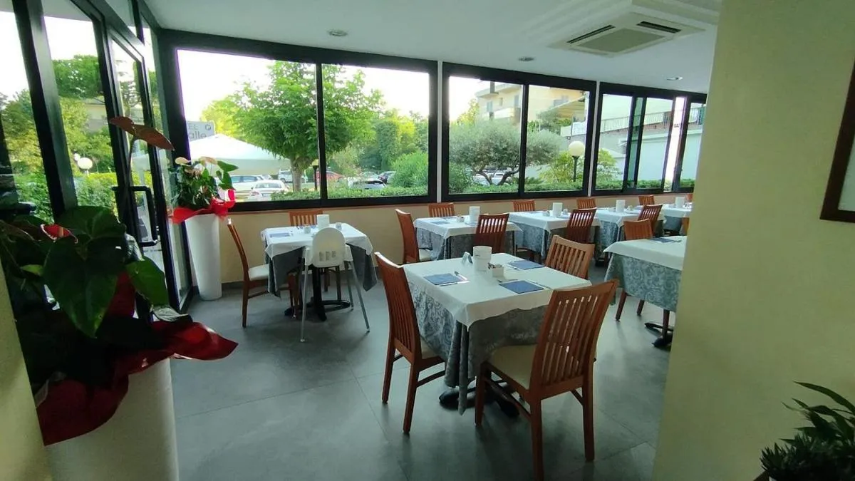 Restaurant/places to eat in Hotel Pigalle