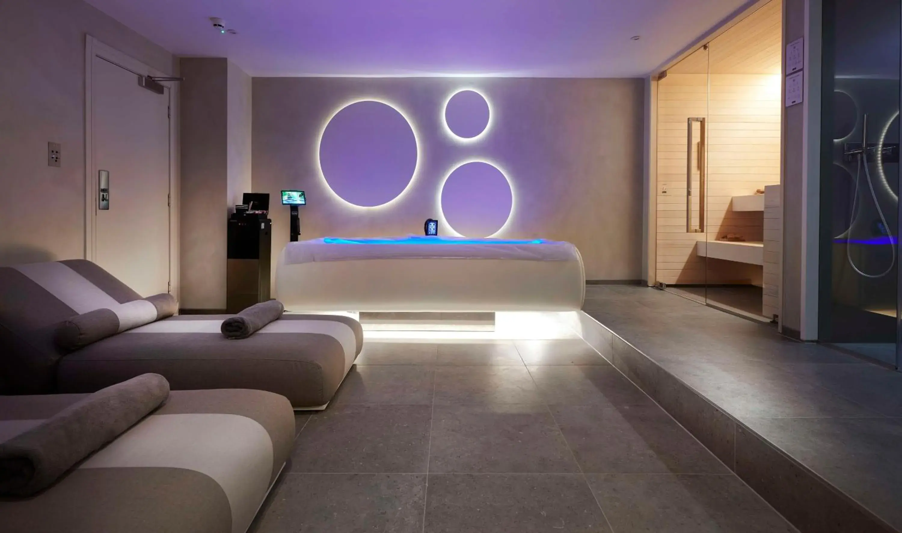 Spa and wellness centre/facilities, Bed in Hilton London Croydon Spa and wellness centre/facilities, Bed in Hilton London Croydon