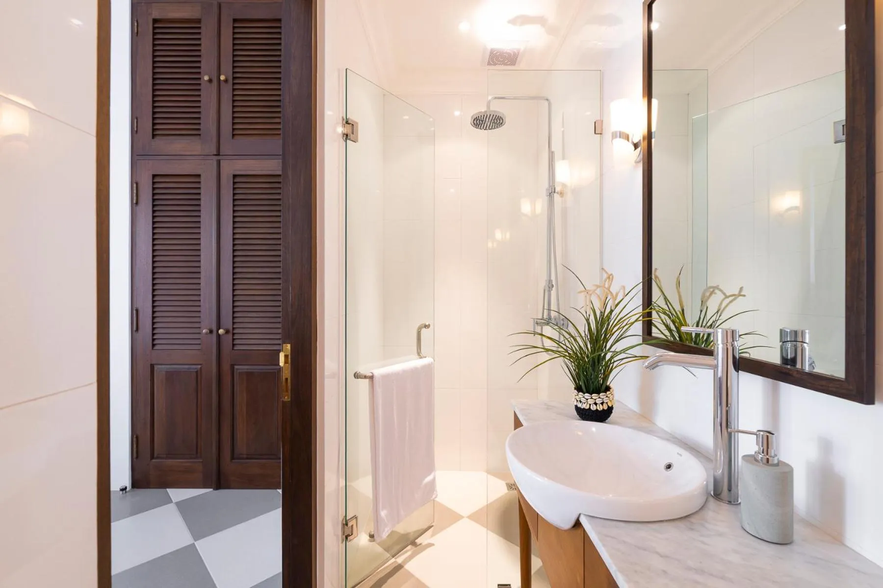 Shower in Villa Luma