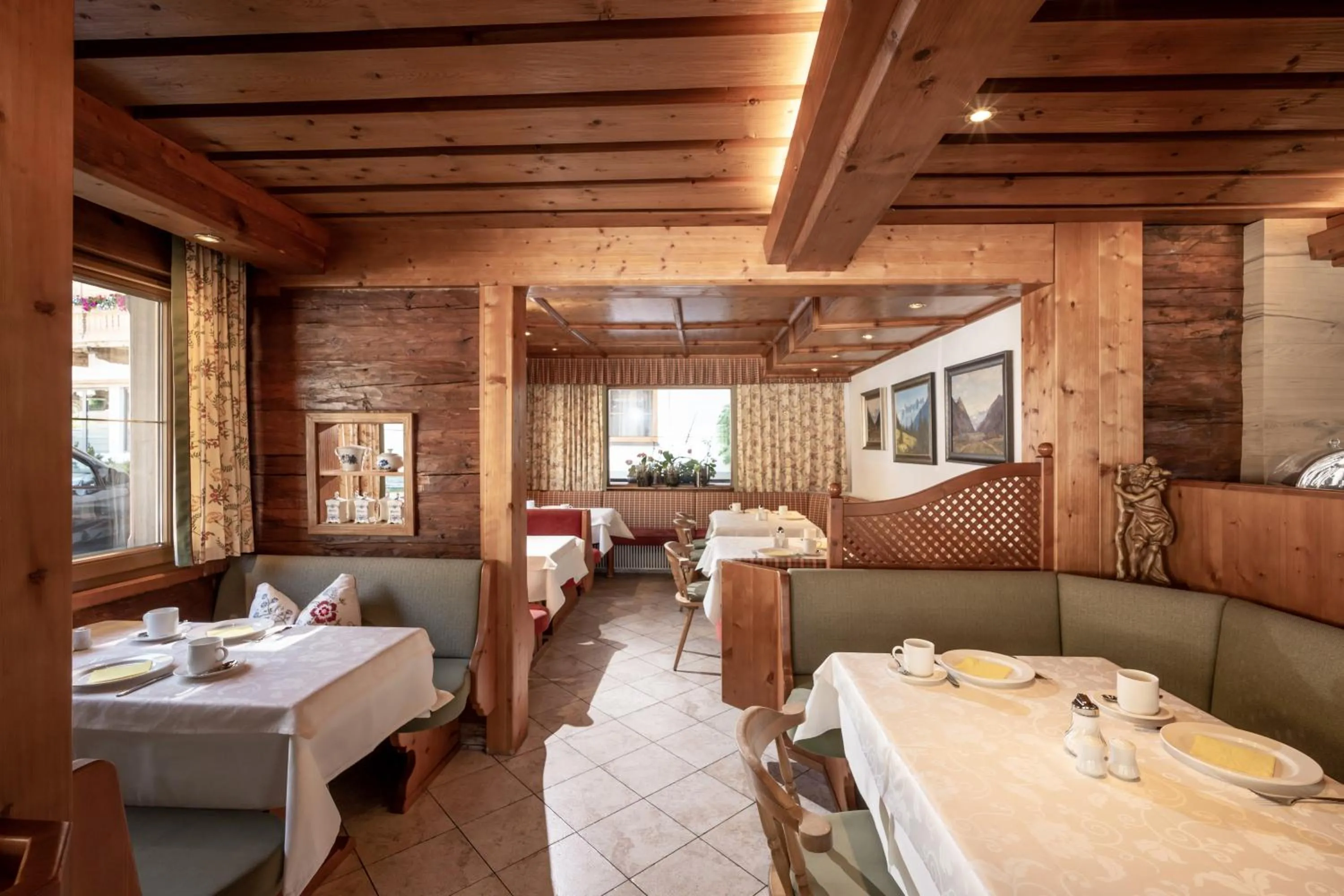 Restaurant/places to eat in alpenrose hotel-garni
