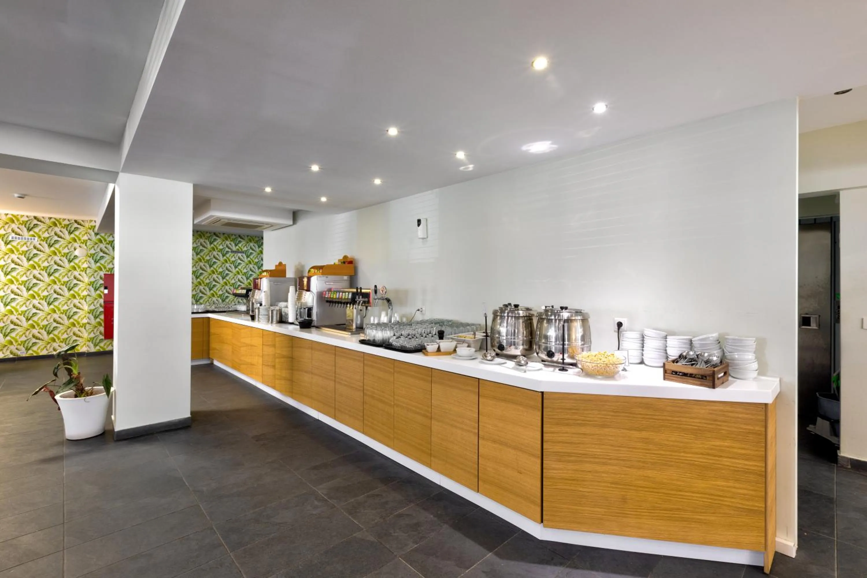 Restaurant/places to eat in White Olive Premium Laganas