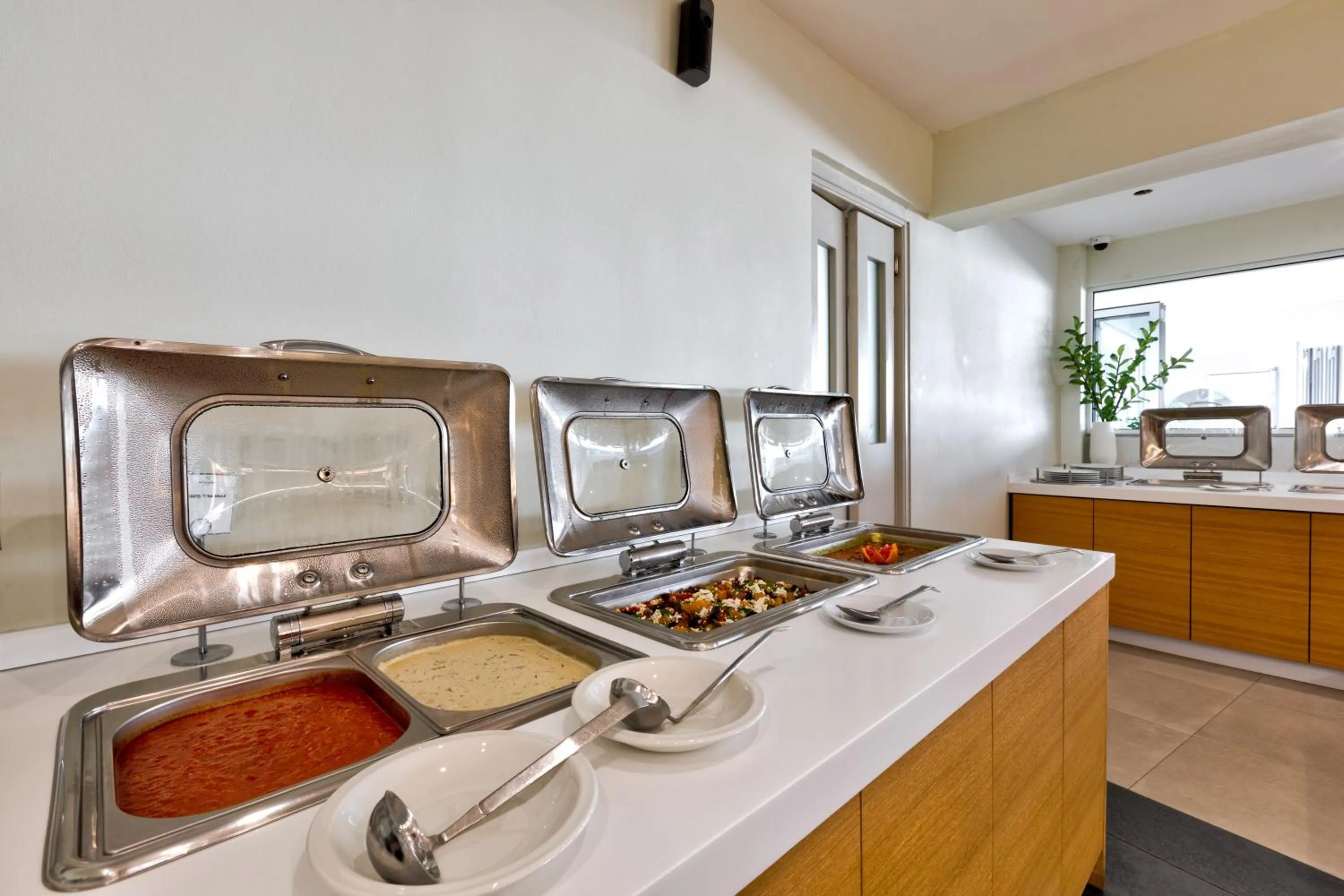 Restaurant/places to eat in White Olive Premium Laganas