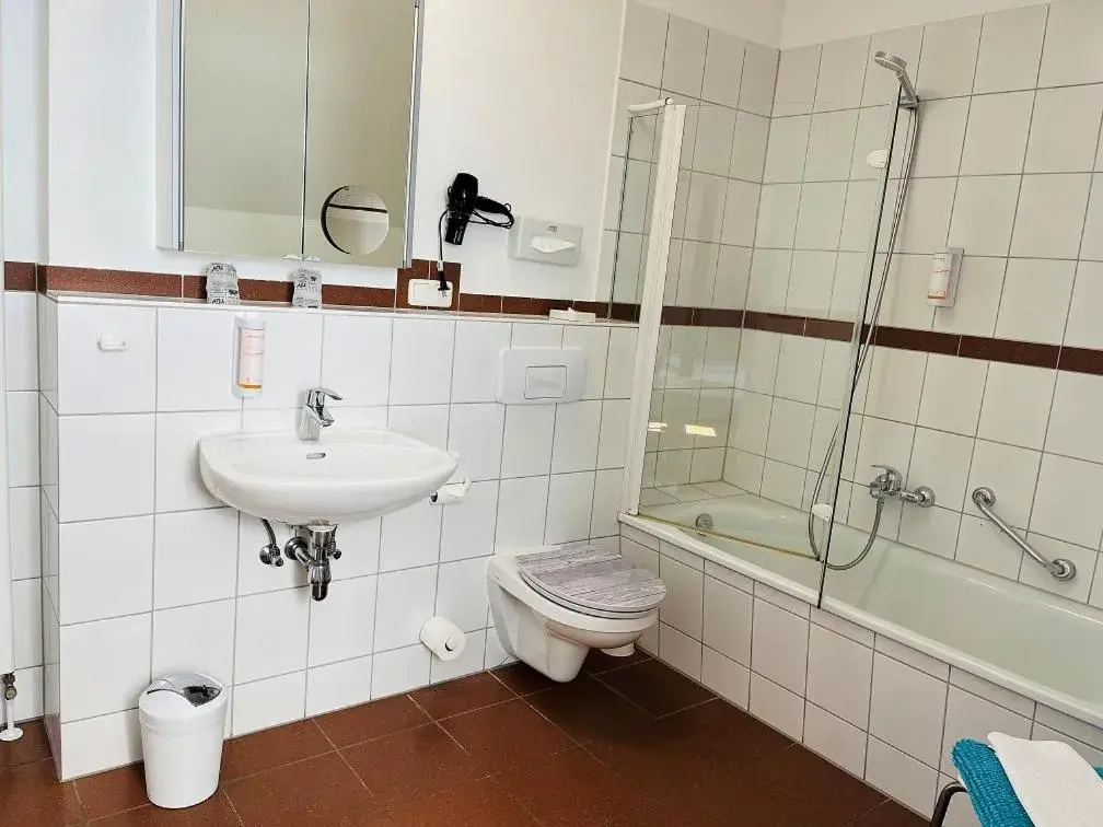 Twin Room with Bath in Hotel Alte Fischereischule Twin Room with Bath in Hotel Alte Fischereischule