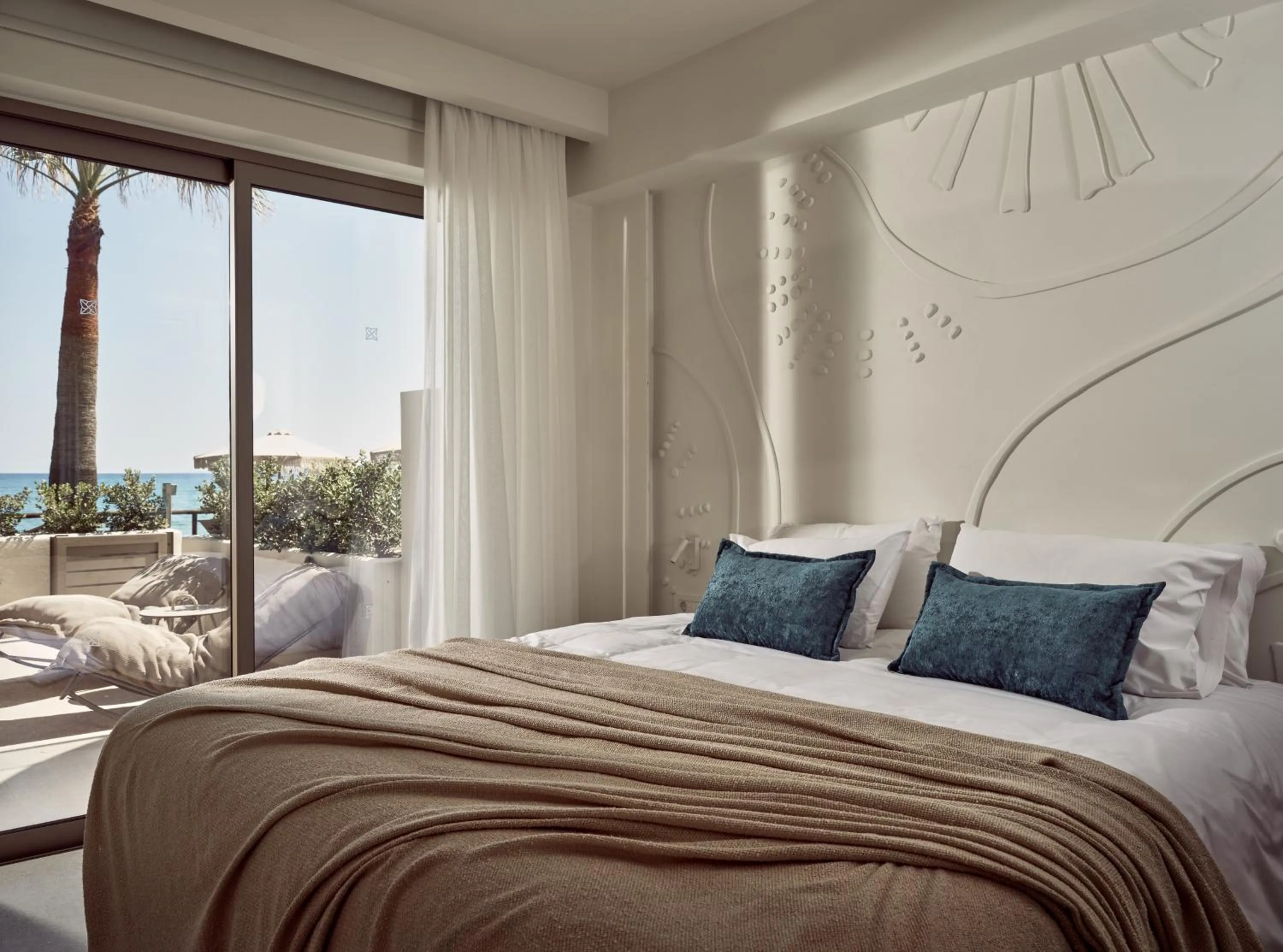 Bedroom, Bed in Windmill Bay Hotel