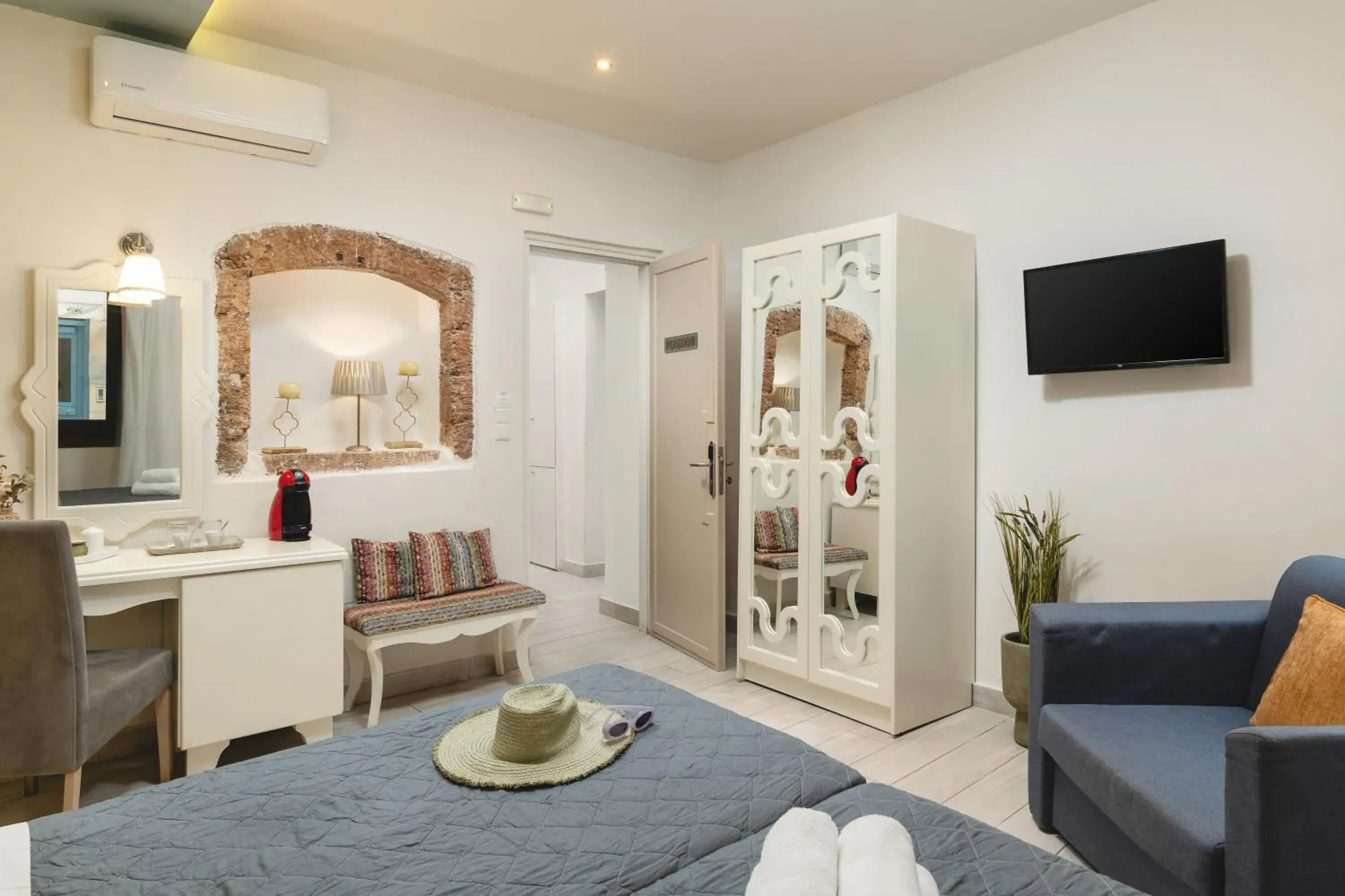 TV and multimedia, Bed in Elia Palazzo Hotel TV and multimedia, Bed in Elia Palazzo Hotel