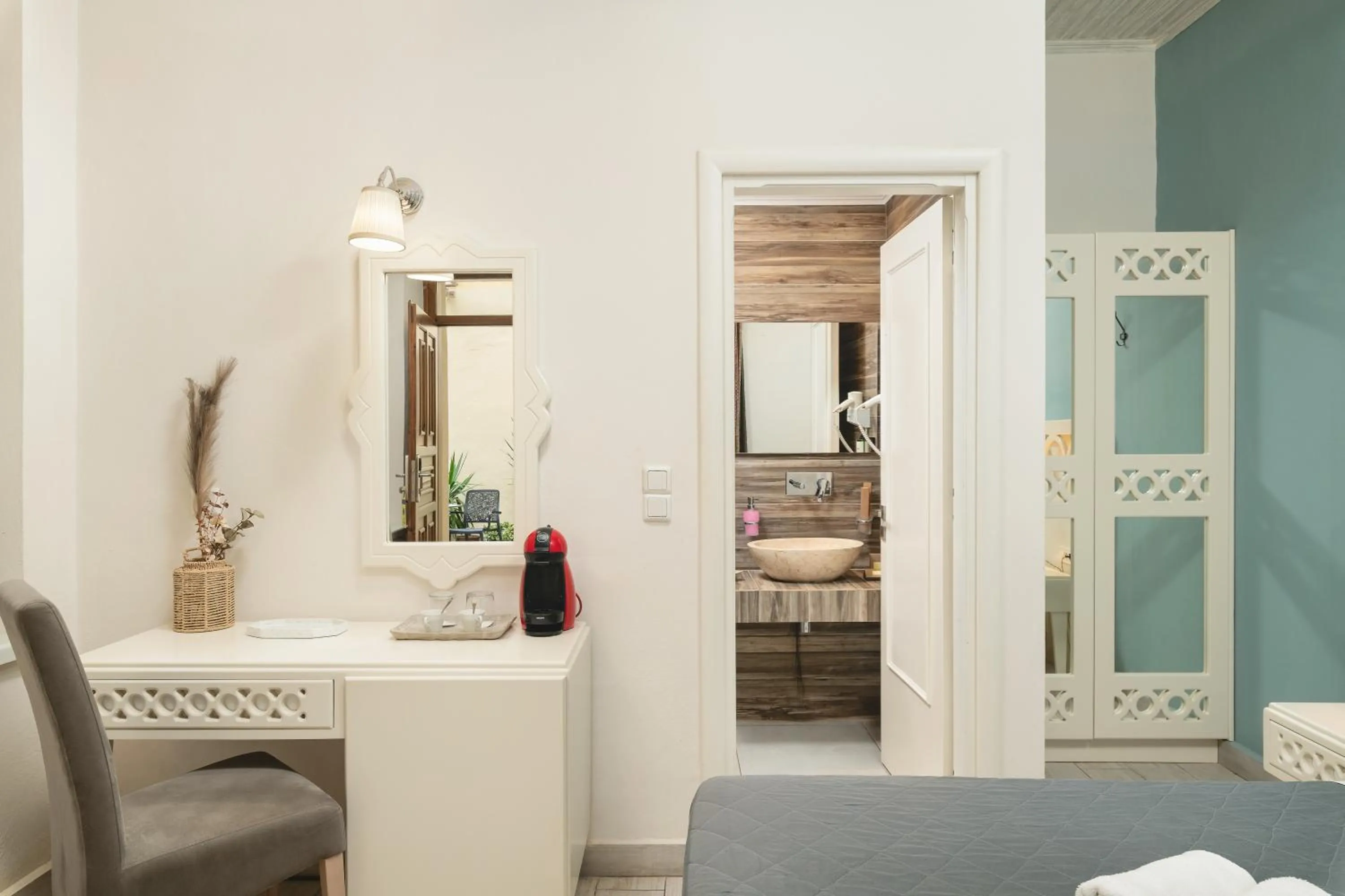 Bathroom, Bed in Elia Palazzo Hotel