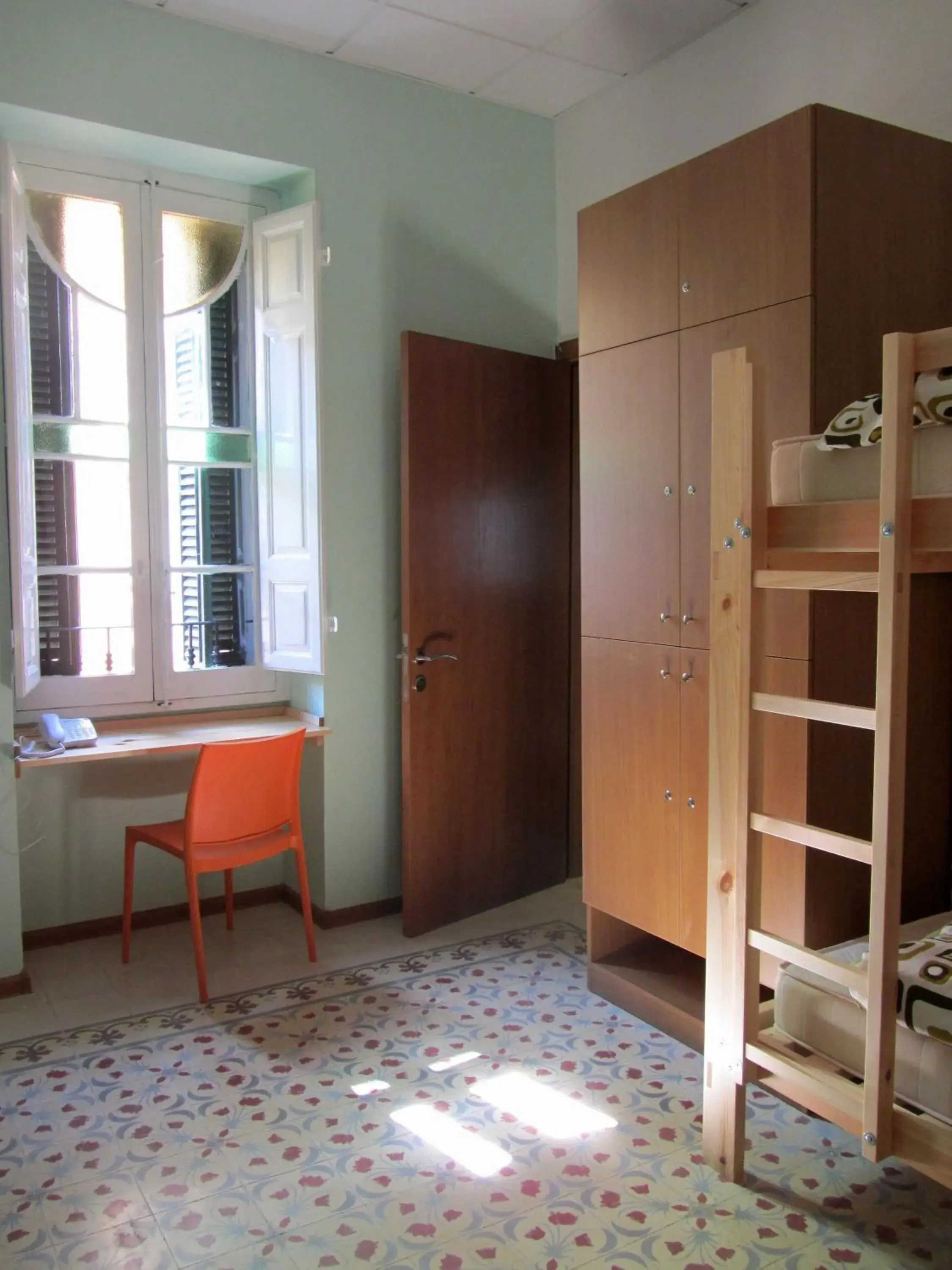 Bed in 4-Bed Mixed Dormitory Room with Private Bathroom in Corner Hostel Bed in 4-Bed Mixed Dormitory Room with Private Bathroom in Corner Hostel