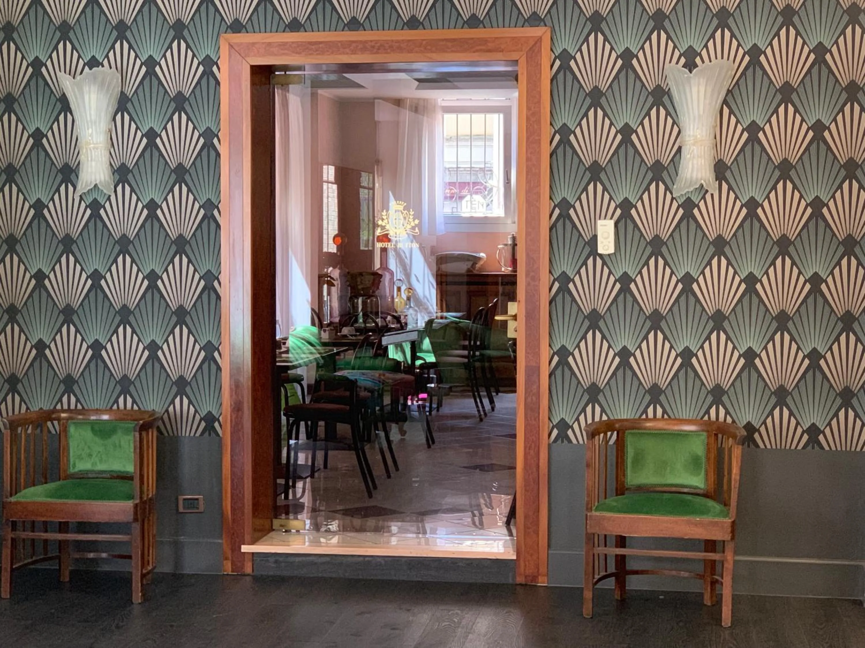 Restaurant/places to eat in Hotel Button