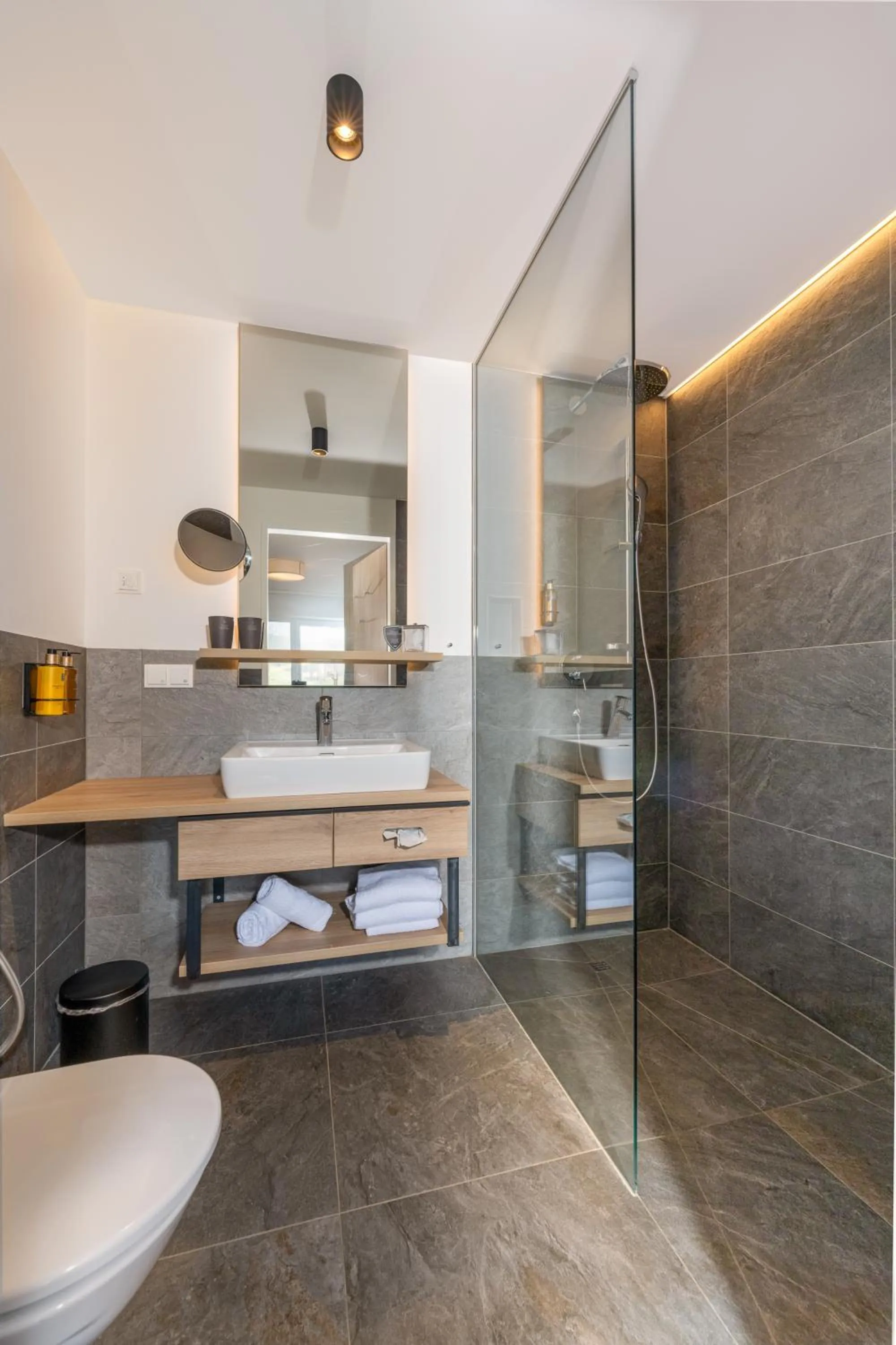 Bathroom in Stockinggut by AvenidA