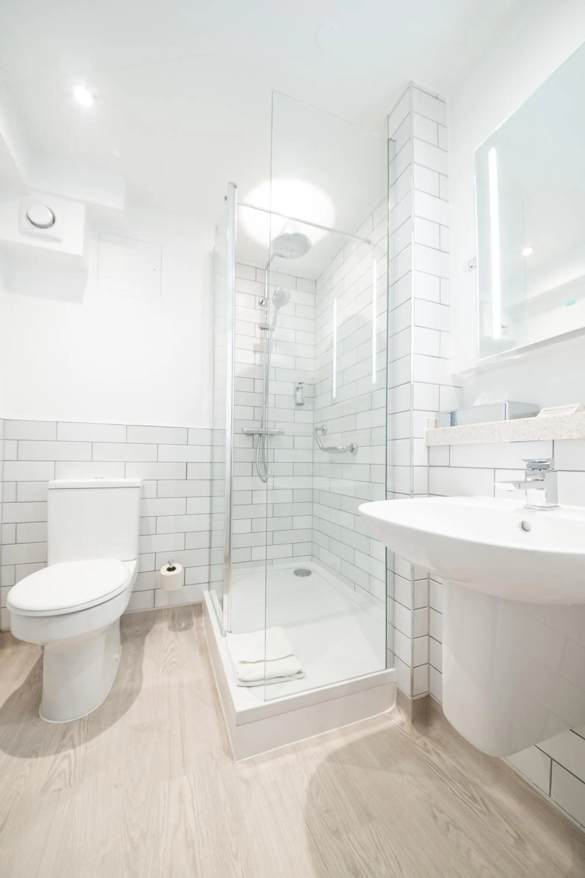 Shower in The Bears Head by Innkeeper's Collection