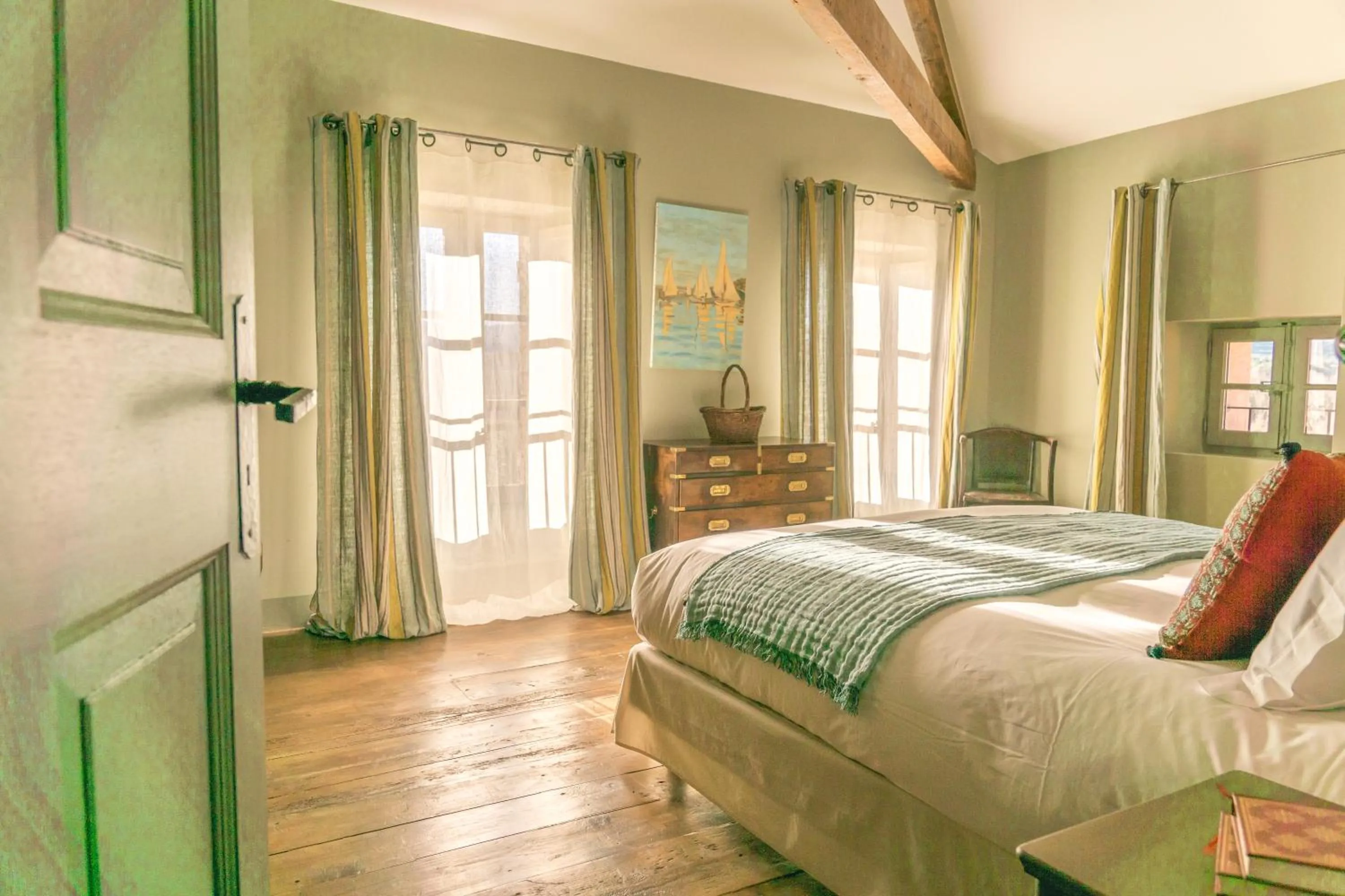 Photo of the whole room, Bed in Château Saint Roux Le Luc-Le Cannet des Maures