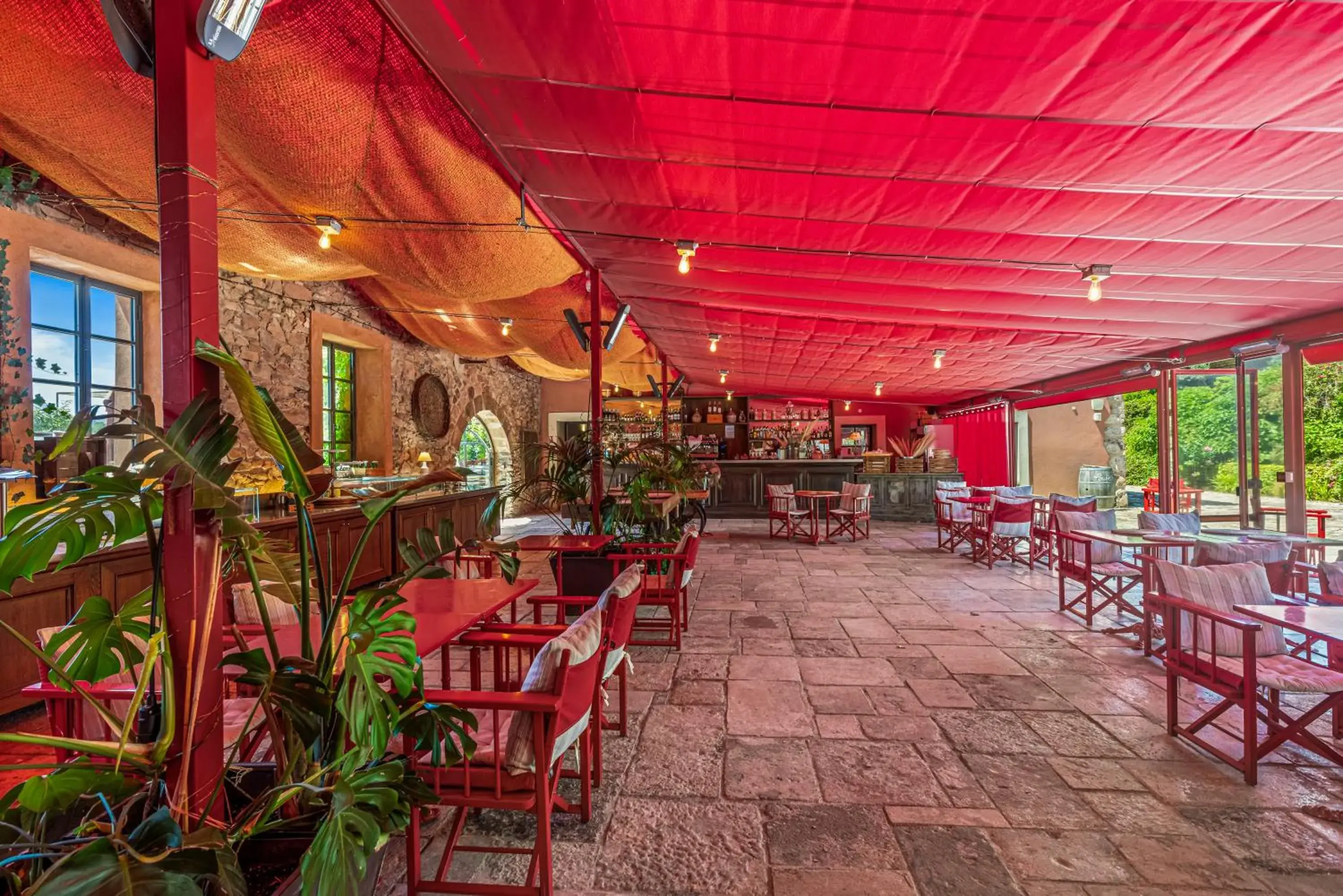 Lounge or bar in Château Saint Roux Le Luc-Le Cannet des Maures Lounge or bar in Château Saint Roux Le Luc-Le Cannet des Maures